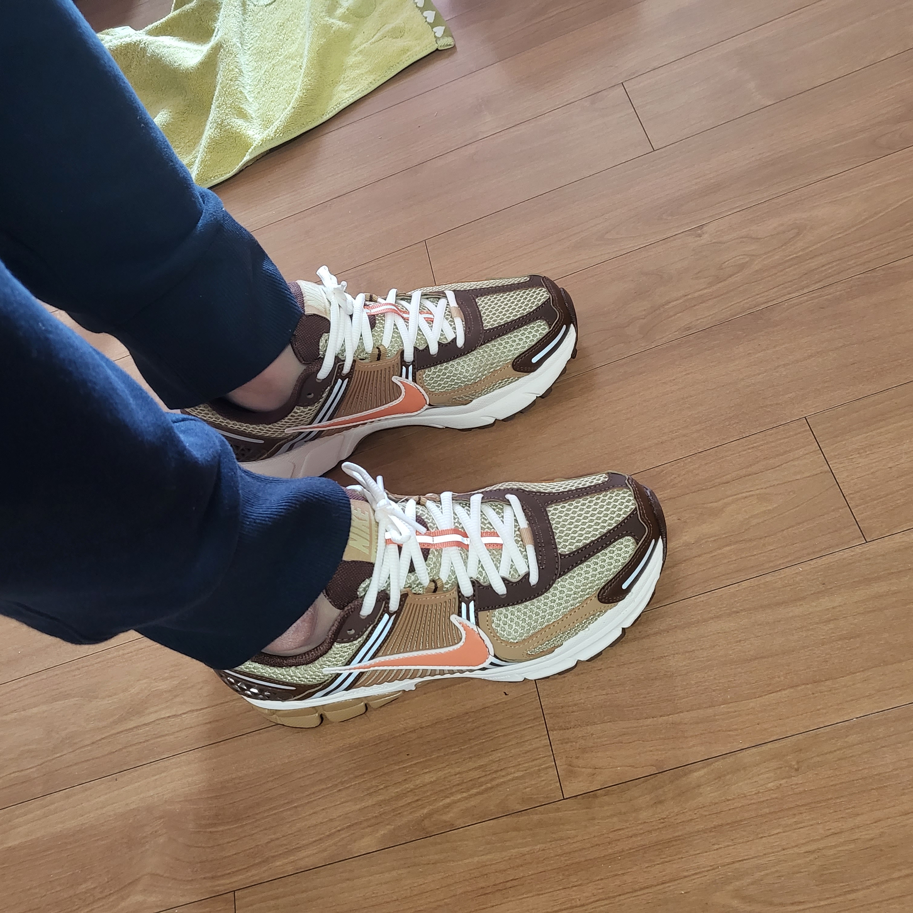 Nike Zoom Vomero 5 Wheat Grass and Cacao Wow 착용 스타일