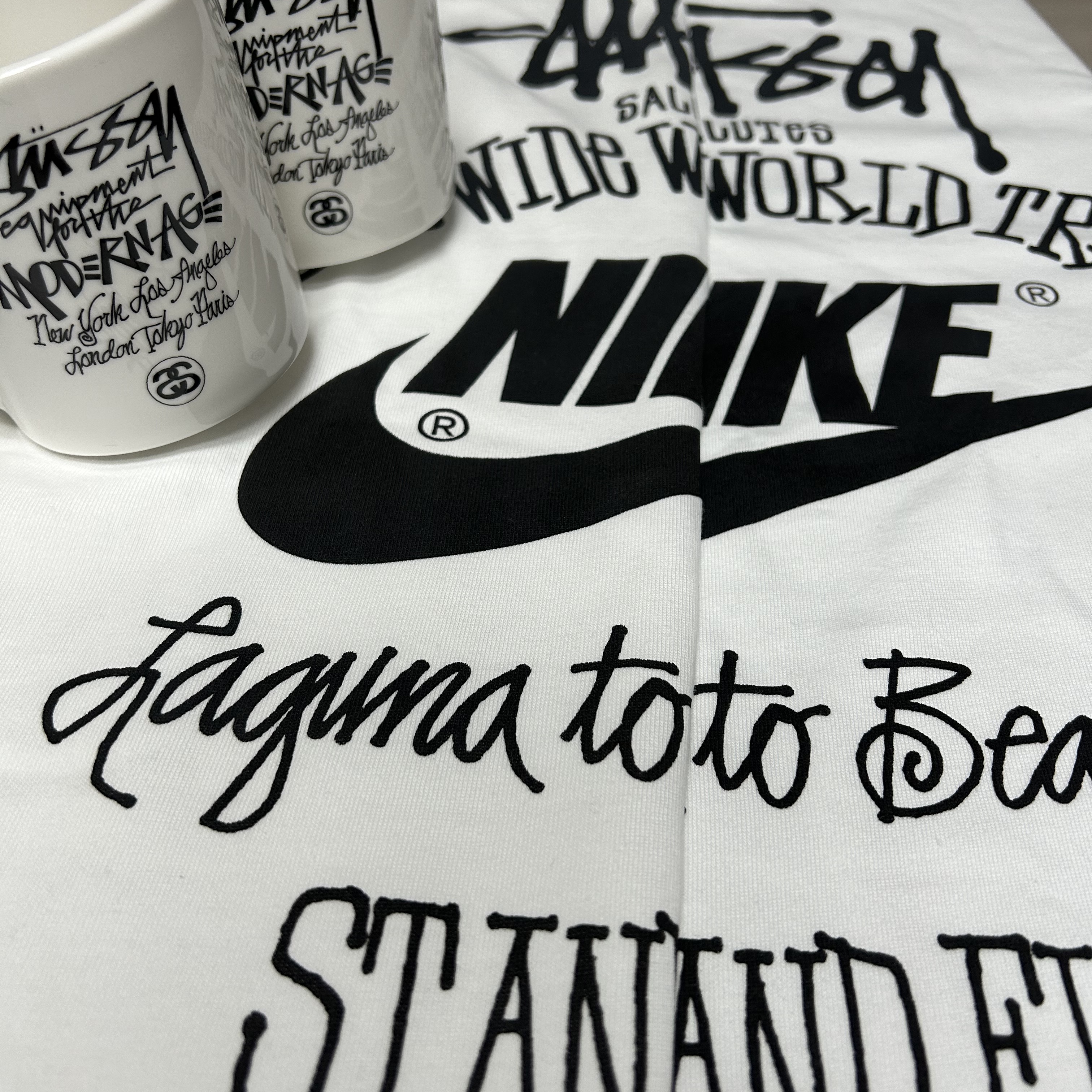 Stussy Modern Age Mug White, Nike x Stussy T-Shirt White (DV1774-100) 착용 스타일 - 2