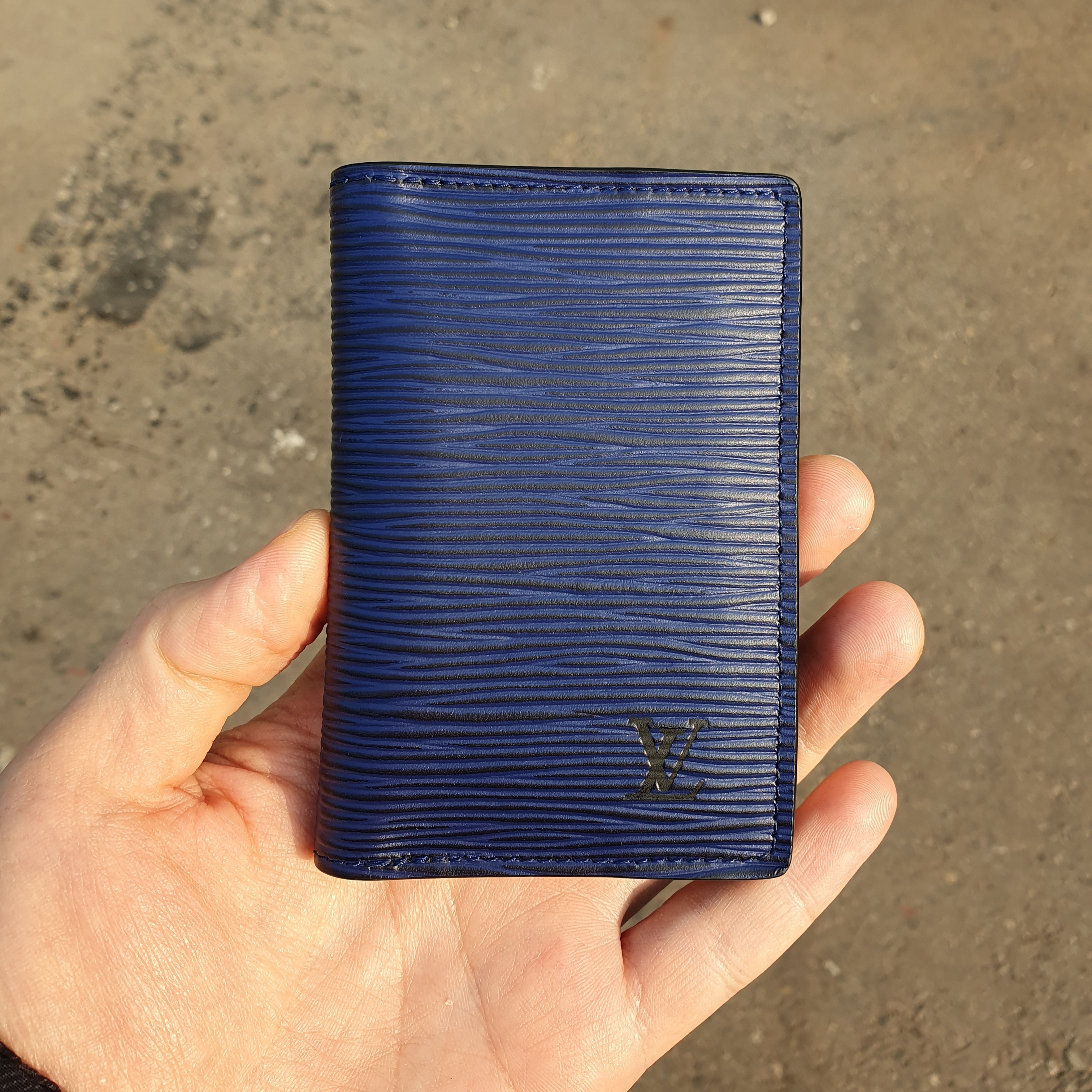 Louis Vuitton Pocket Organizer Epi Indigo Blue 착용 스타일 - 3