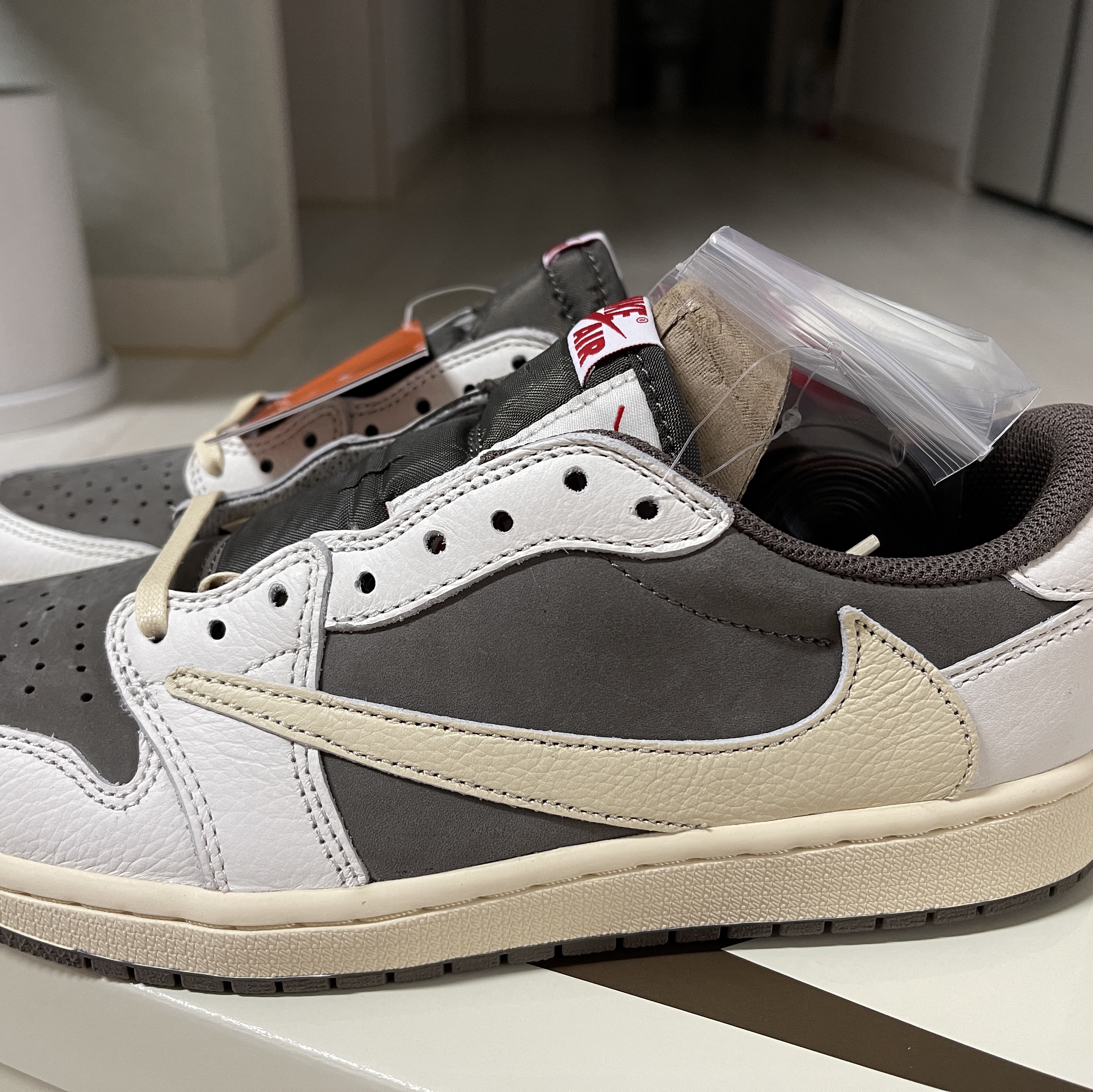 Jordan 1 x Travis Scott Retro Low OG SP Sail and Ridgerock 착용 스타일 - 2