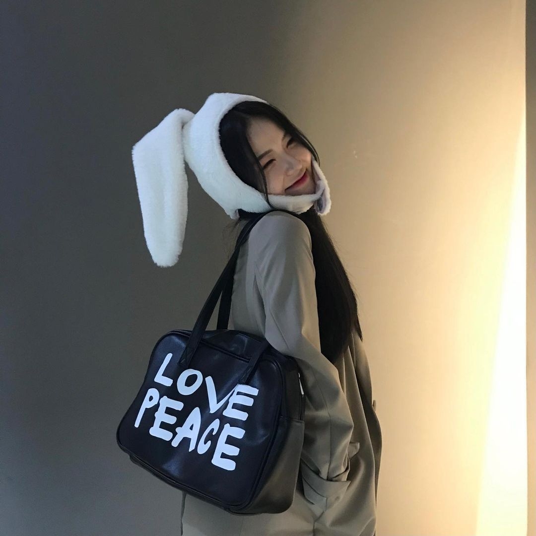 Saenginstudios Women Love Peace Bag Black 착용 스타일
