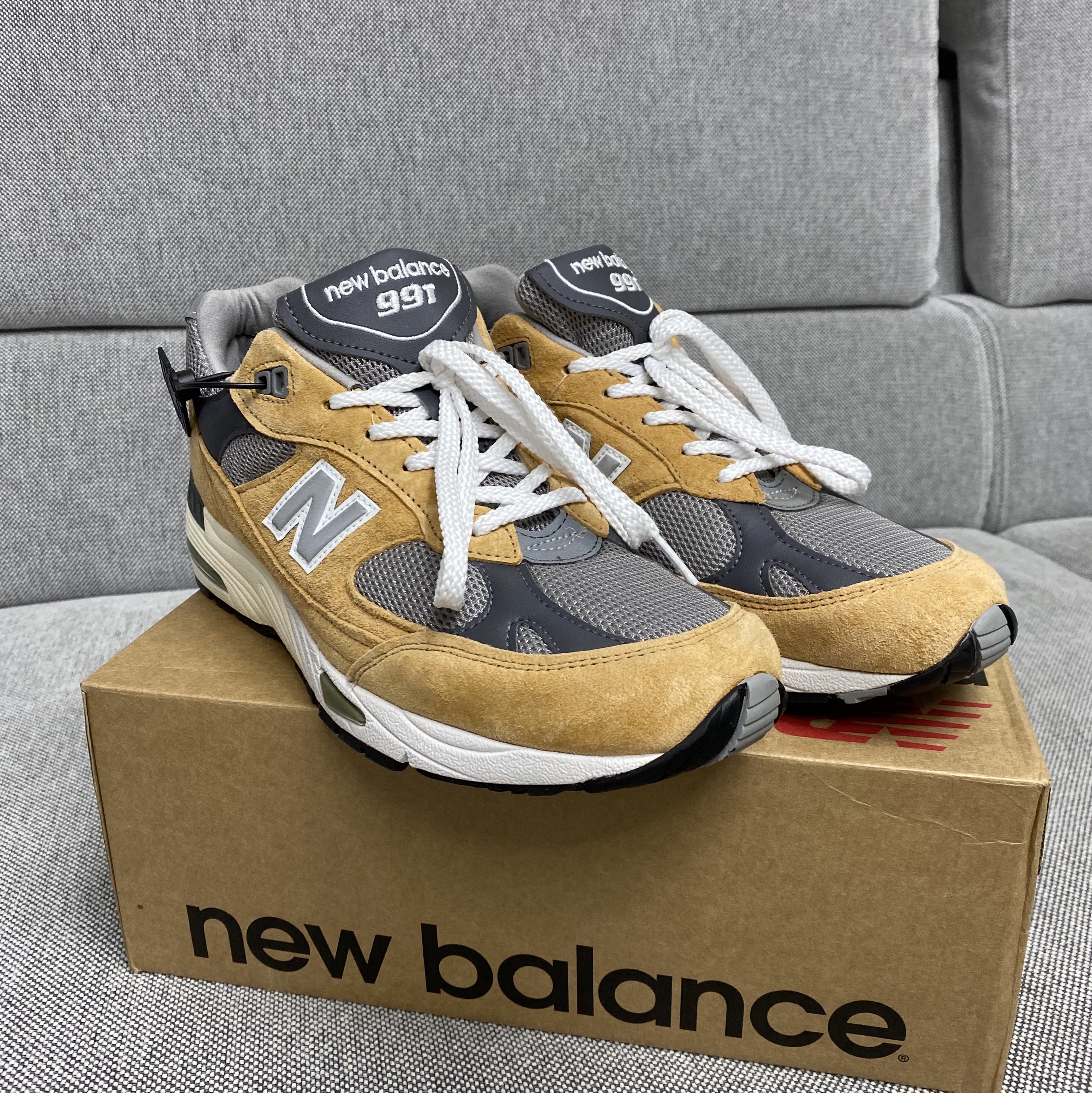New Balance 991 Made in UK Tan Grey 착용 스타일 - 1