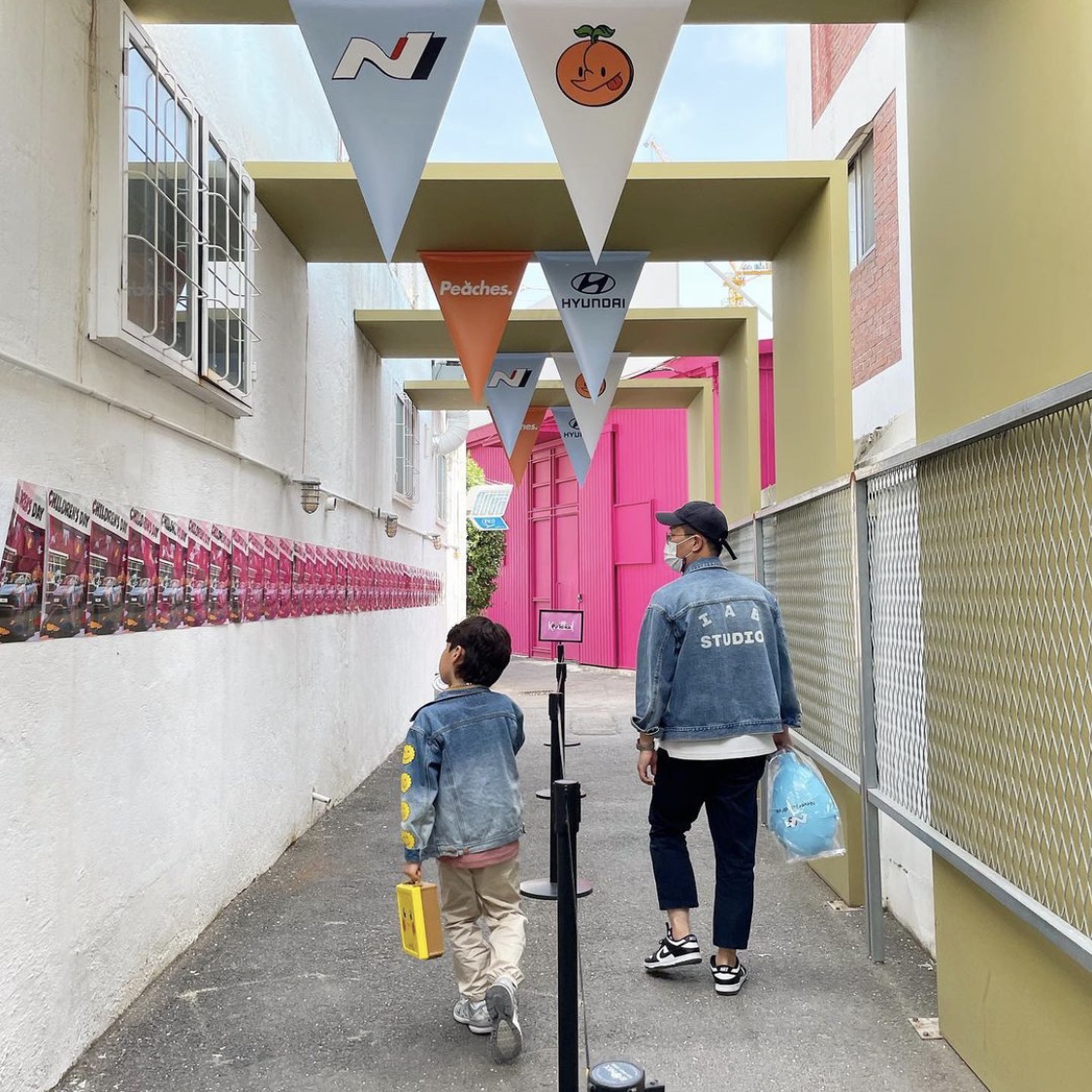 IAB Studio x Lee Denim Jacket Indigo Indigo Medium 착용 스타일 - 2