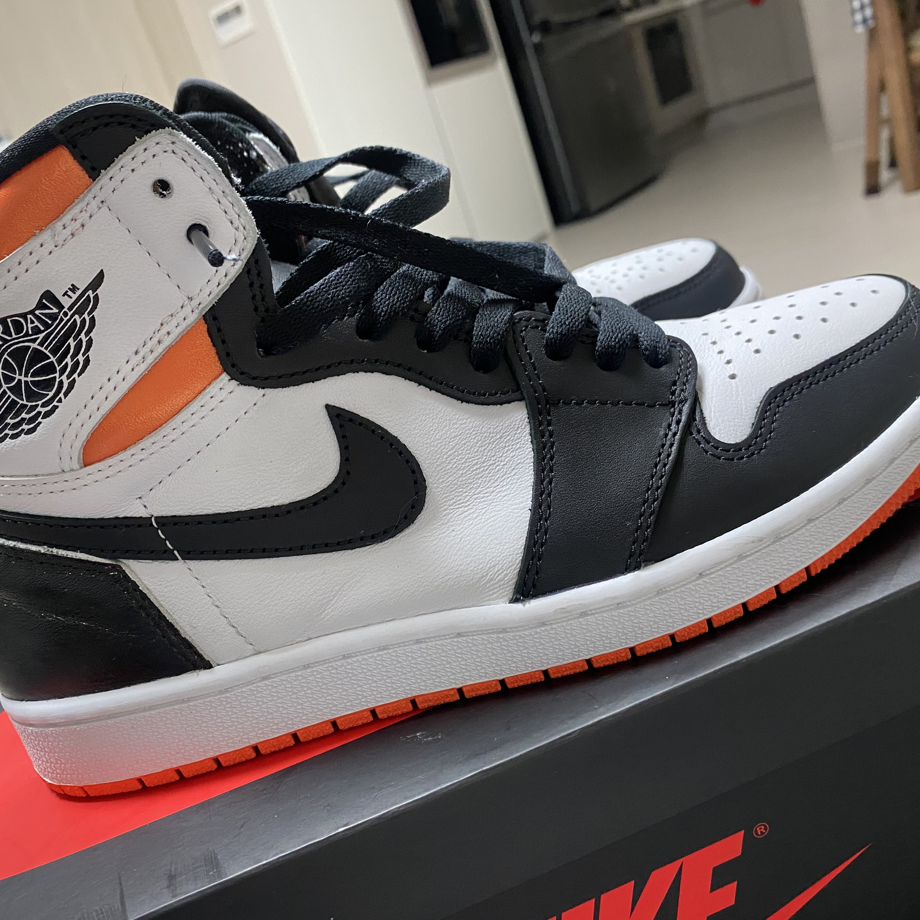 Jordan 1 Retro High OG Electro Orange 착용 스타일 - 1