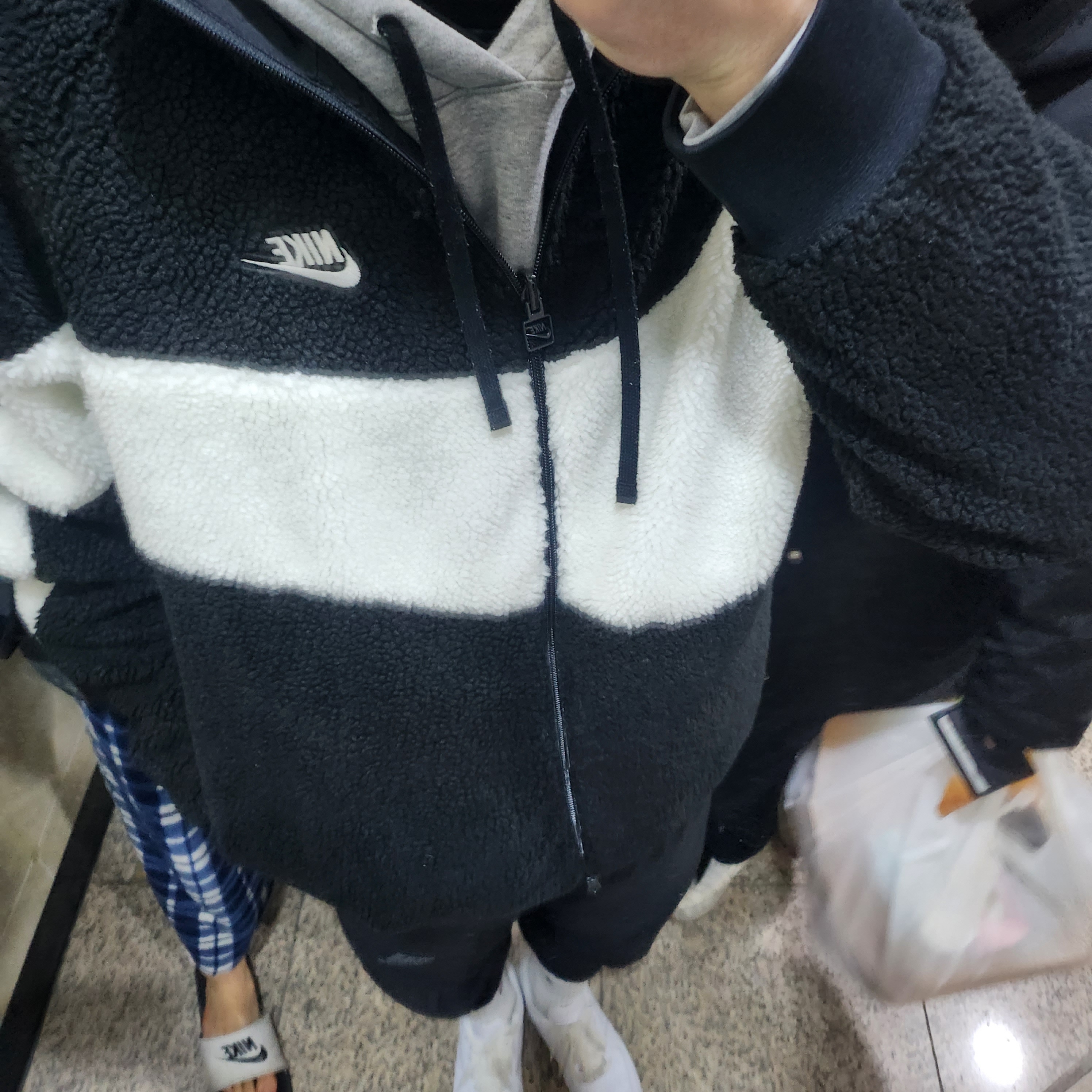 Nike Big Swoosh Full Zip Jacket Black Sail, Nike Air Force 1 '07 Low White 착용 스타일