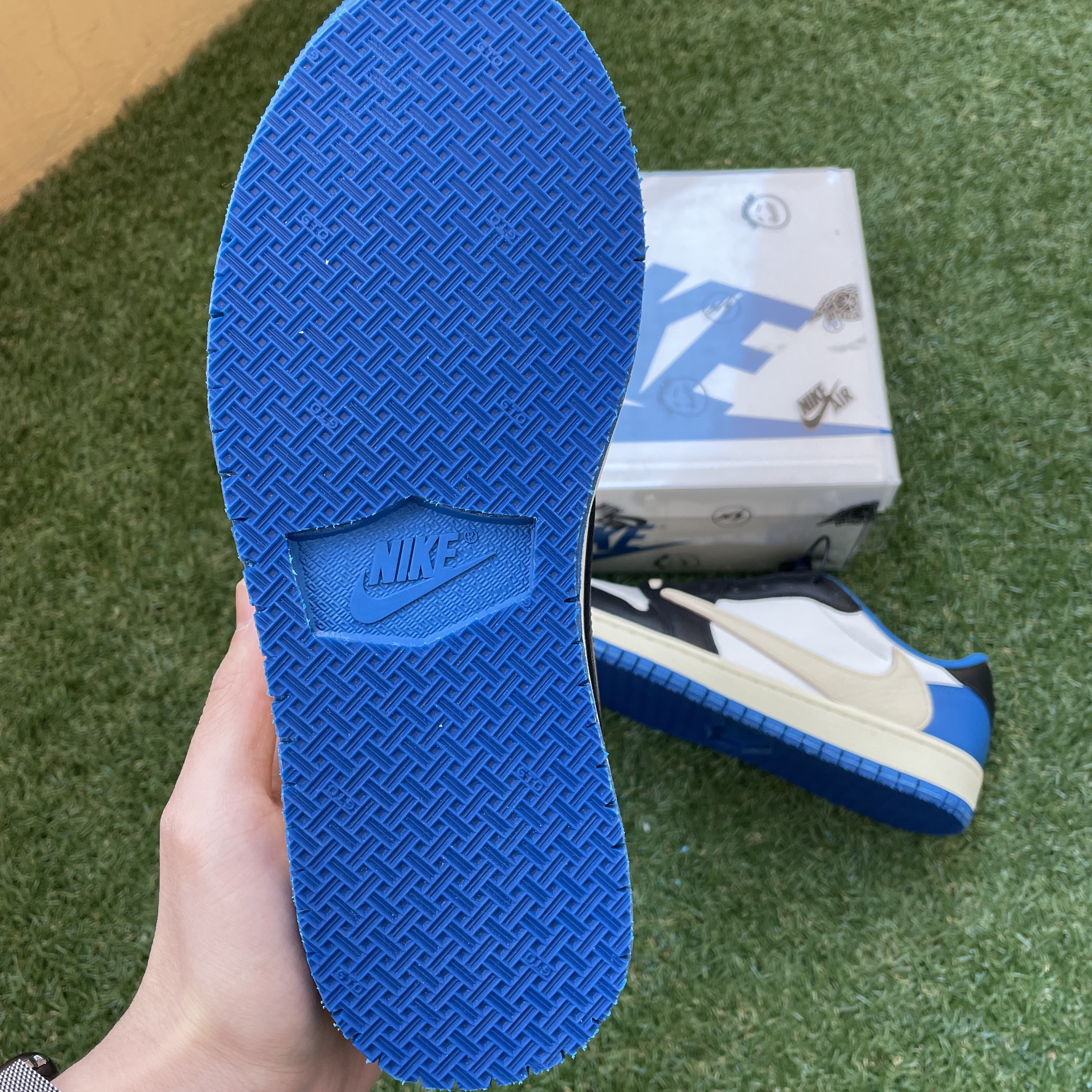 Jordan 1 x Travis Scott x Fragment Retro Low OG SP Military Blue 착용 스타일 - 3