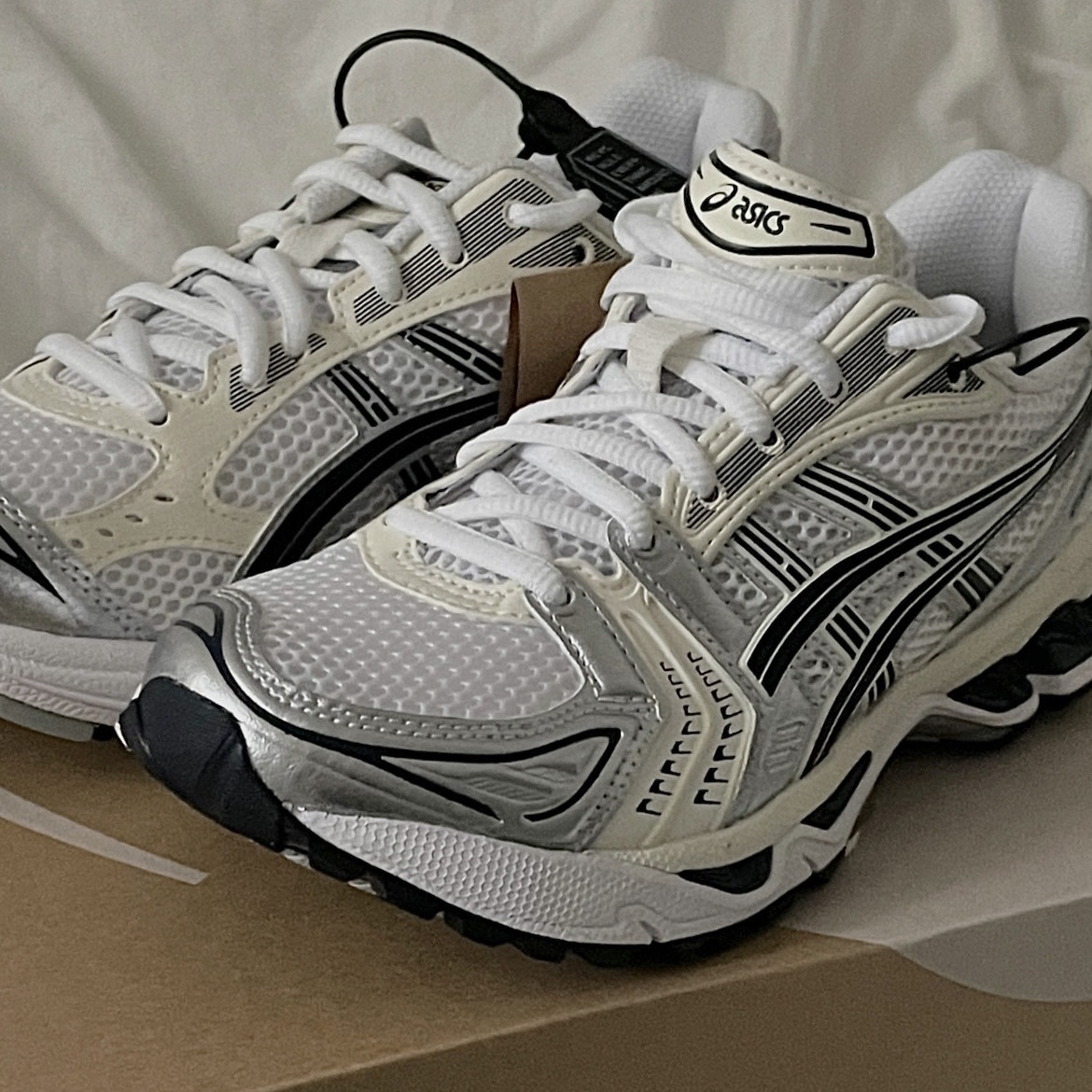 (W) Asics Gel-Kayano 14 White Midnight 착용 스타일