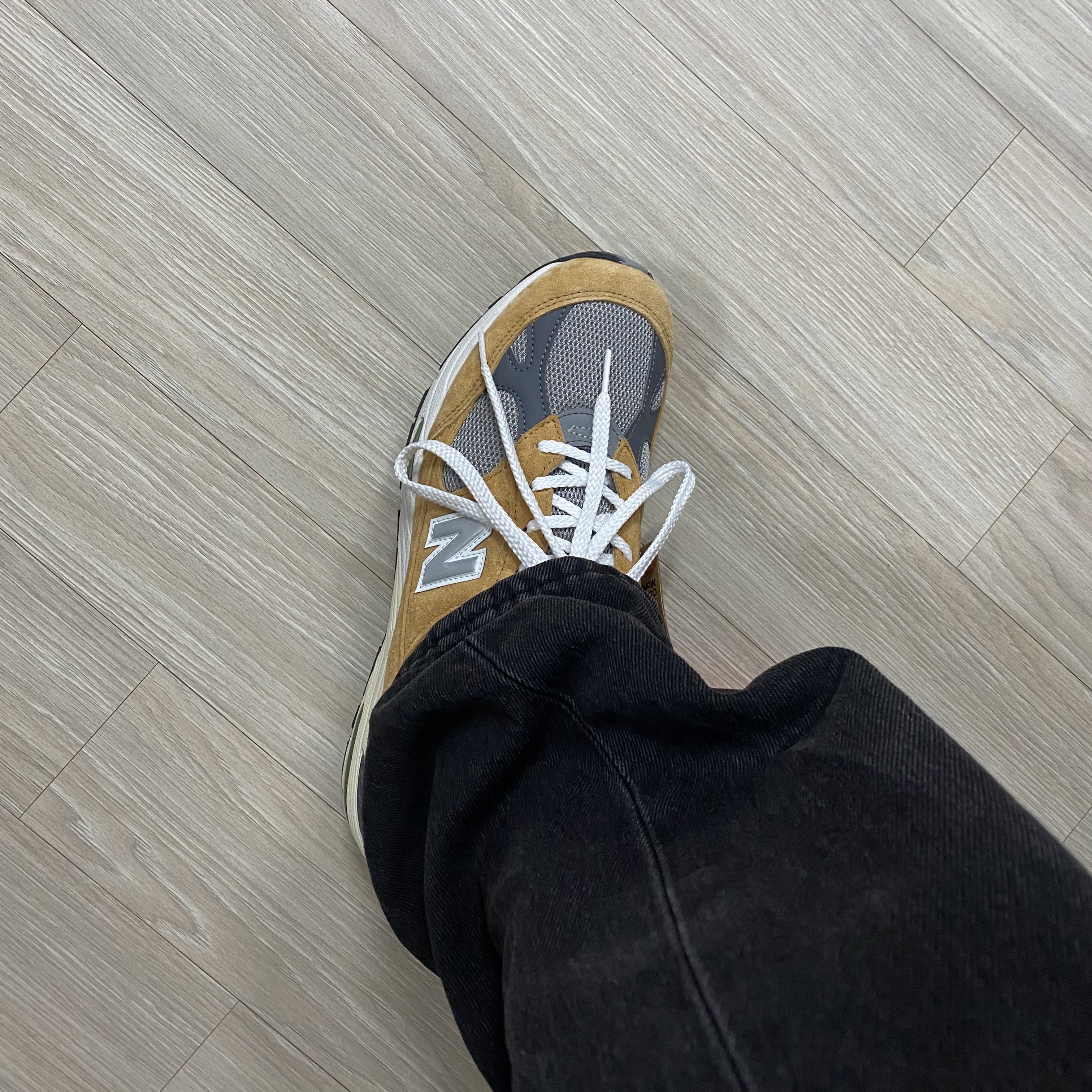 New Balance 991 Made in UK Tan Grey 착용 스타일 - 2