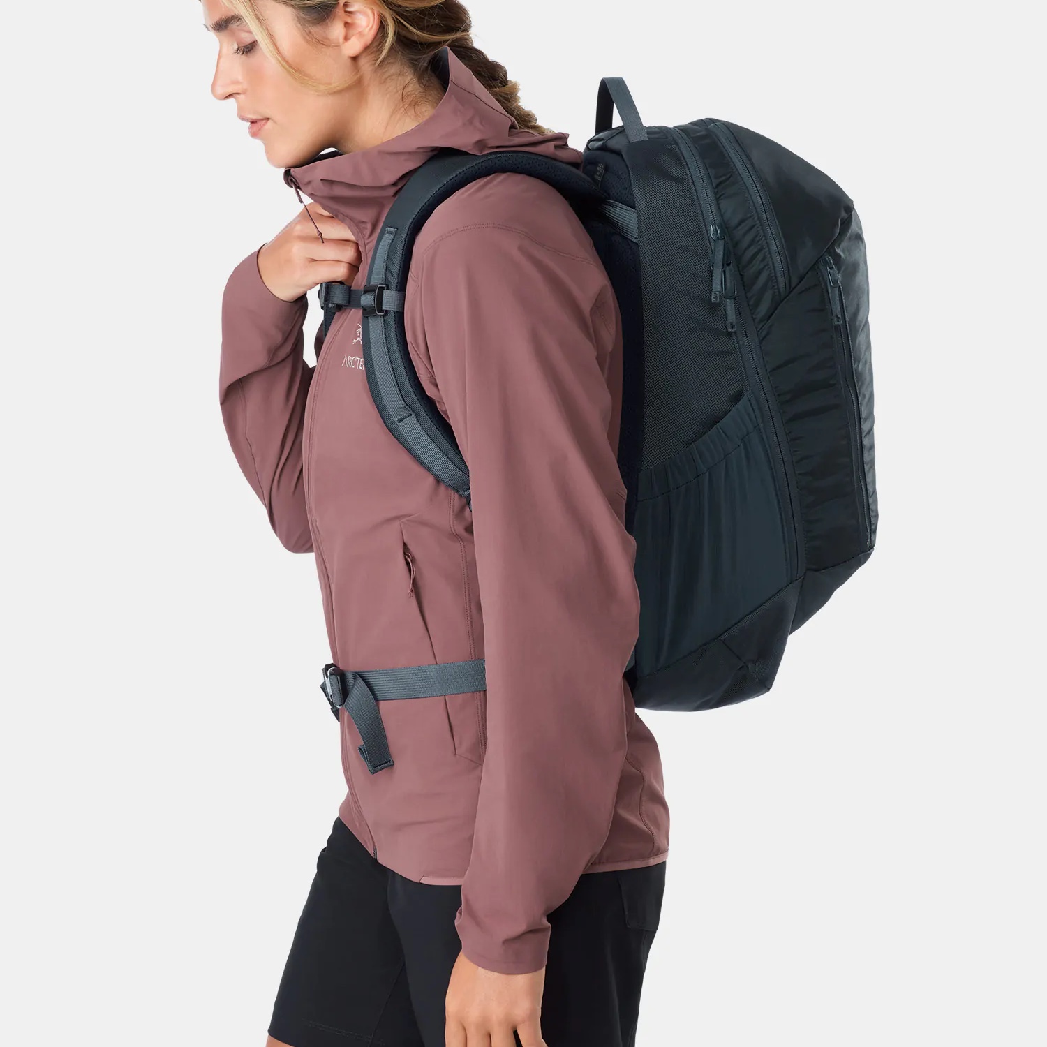 Arc'teryx Mantis 26 Backpack Fortune 착용 스타일 - 1