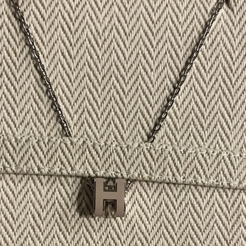 (W) Hermes Mini Pop H Pendant Palladium & Marron Glace 착용 스타일 - 1