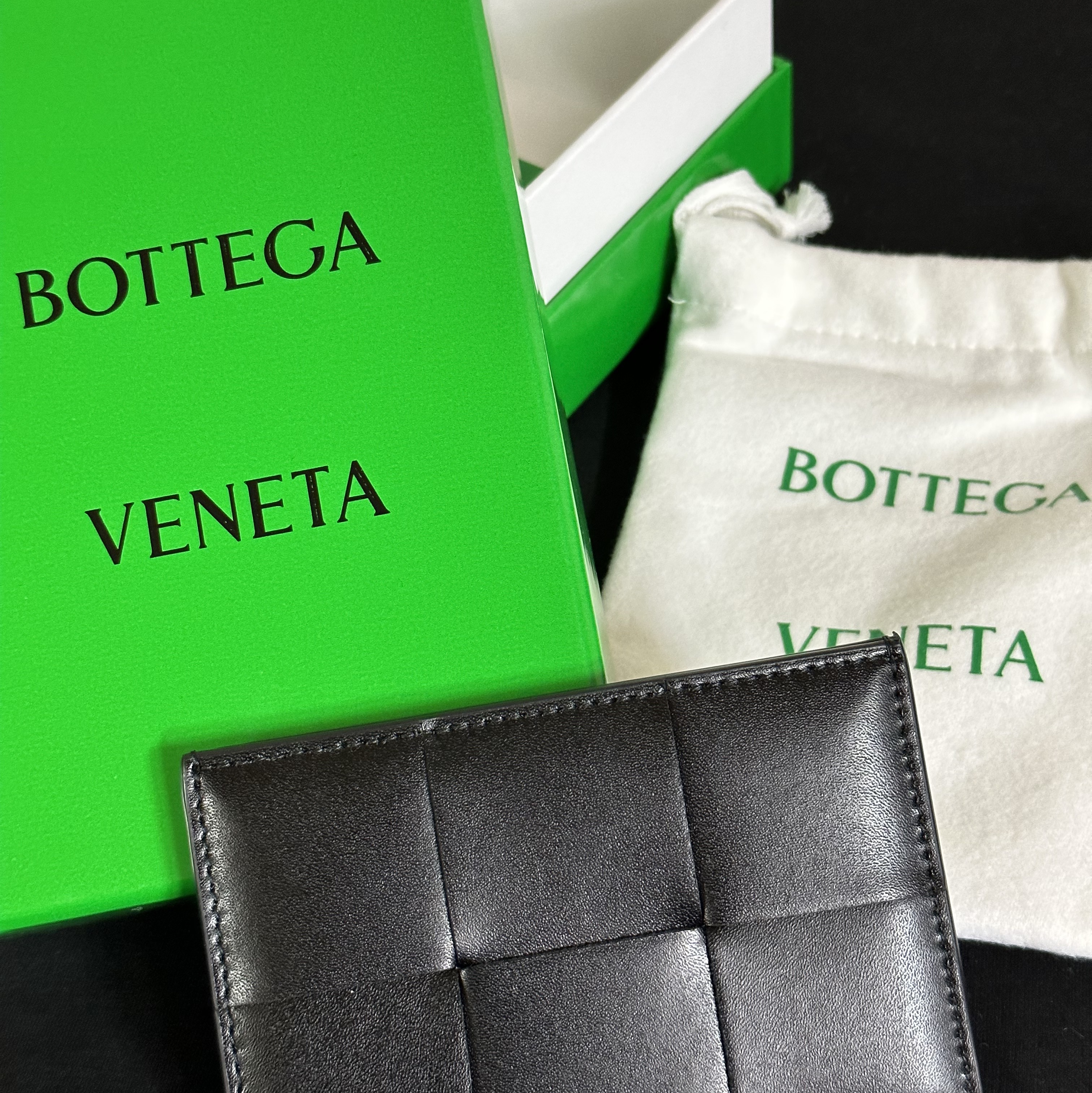 Bottega Veneta Credit Card Case Calfskin Black 착용 스타일