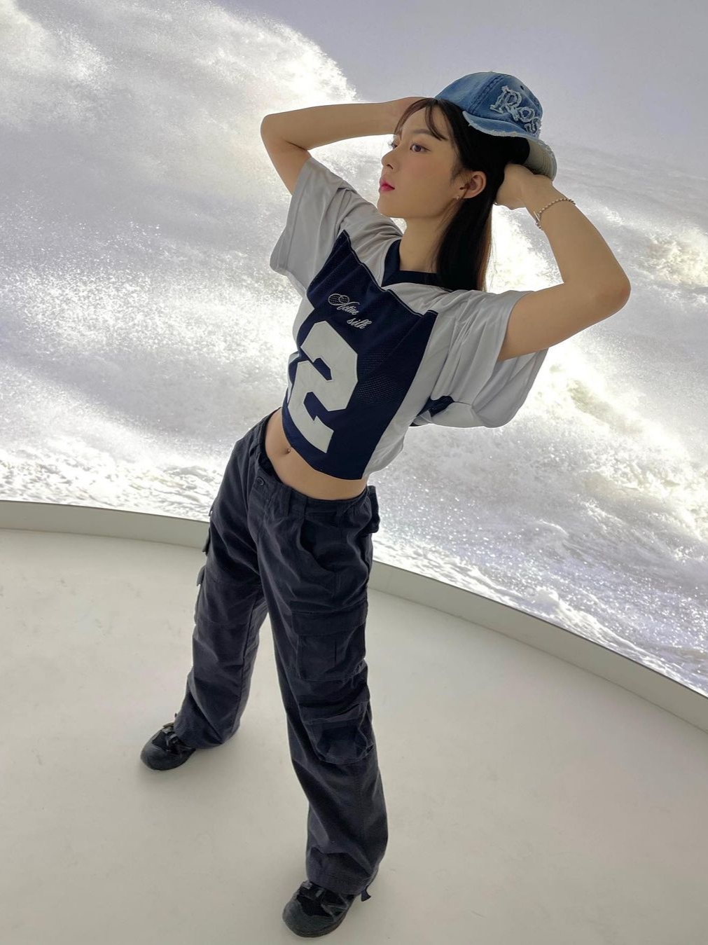2000Archives Football T-Shirt Navy, 2000Archives Roses Denim Ball Cap 착용 스타일 - 1
