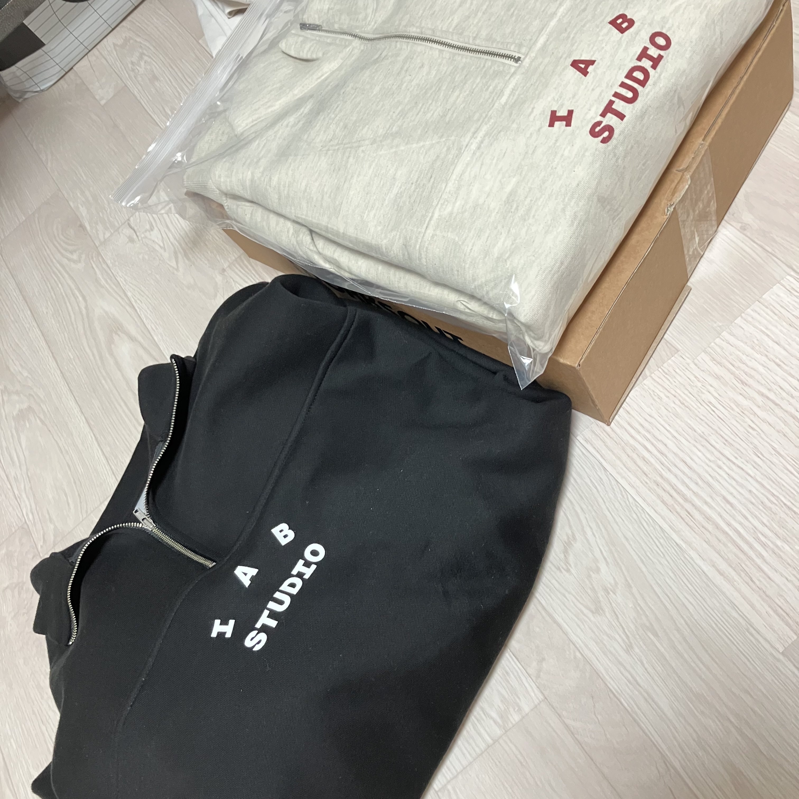 IAB Studio Half Zip-Up Black White, IAB Studio Half Zip-Up Oatmeal Burgundy 착용 스타일