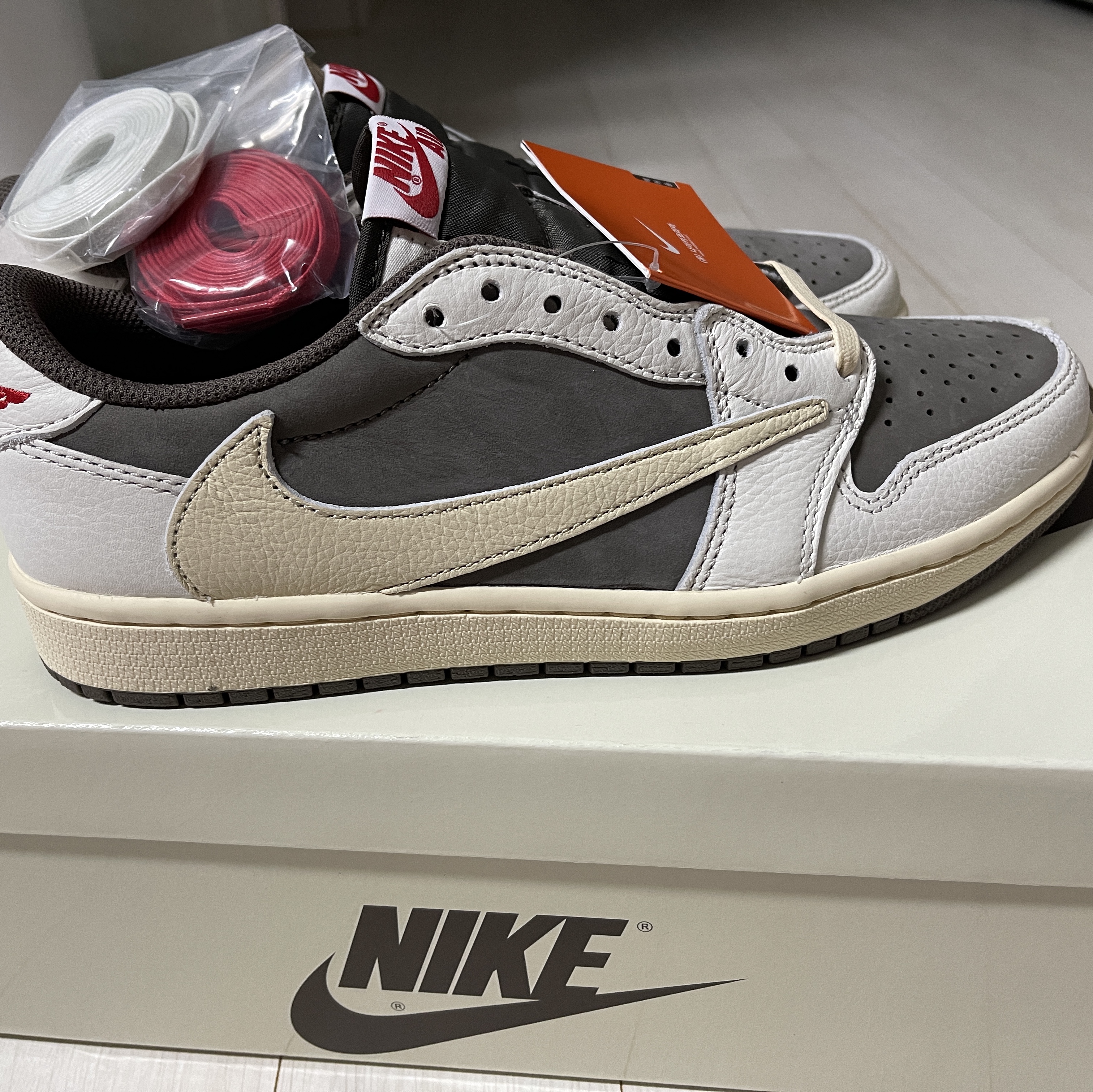 Jordan 1 x Travis Scott Retro Low OG SP Sail and Ridgerock 착용 스타일 - 3
