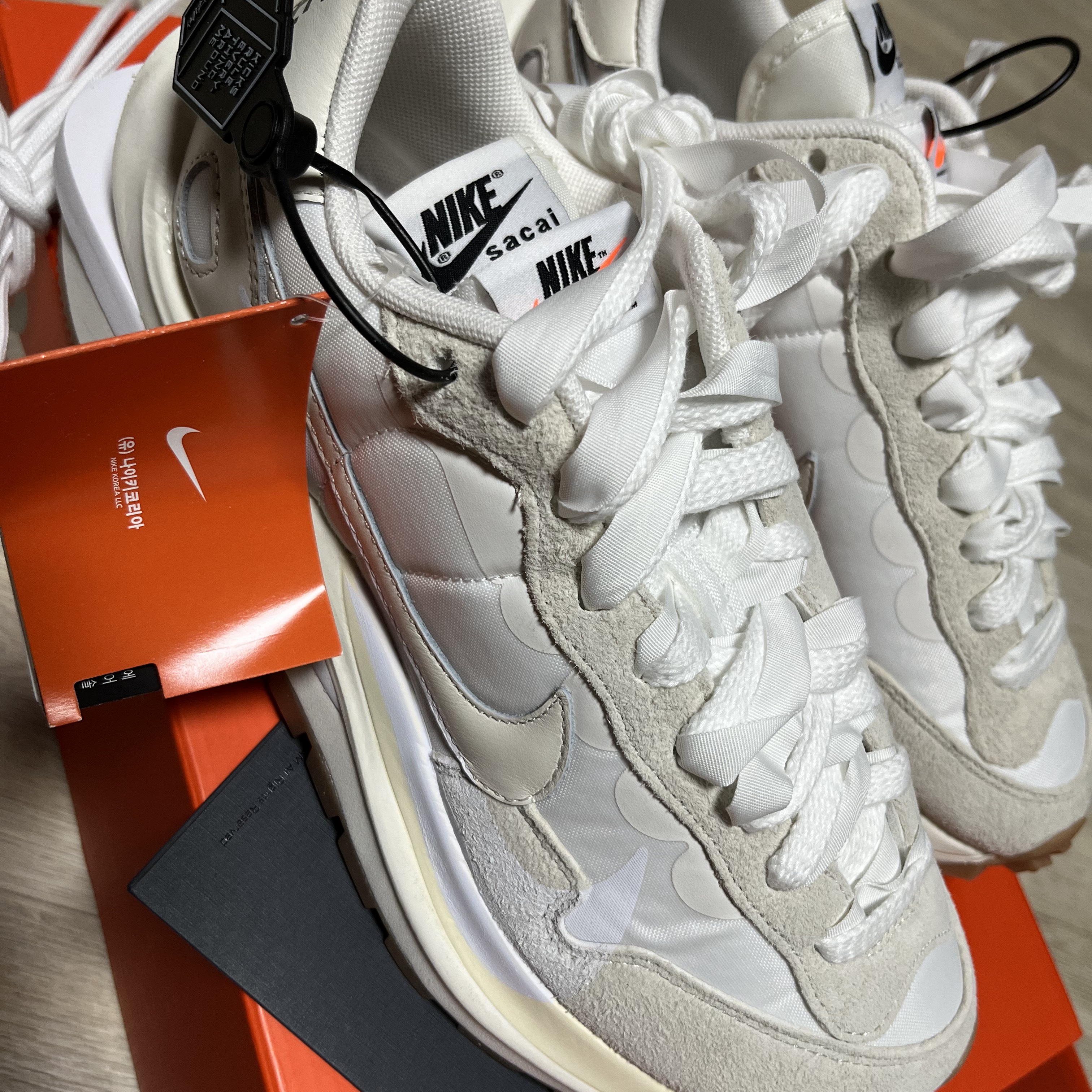 Nike x Sacai VaporWaffle White and Gum 착용 스타일