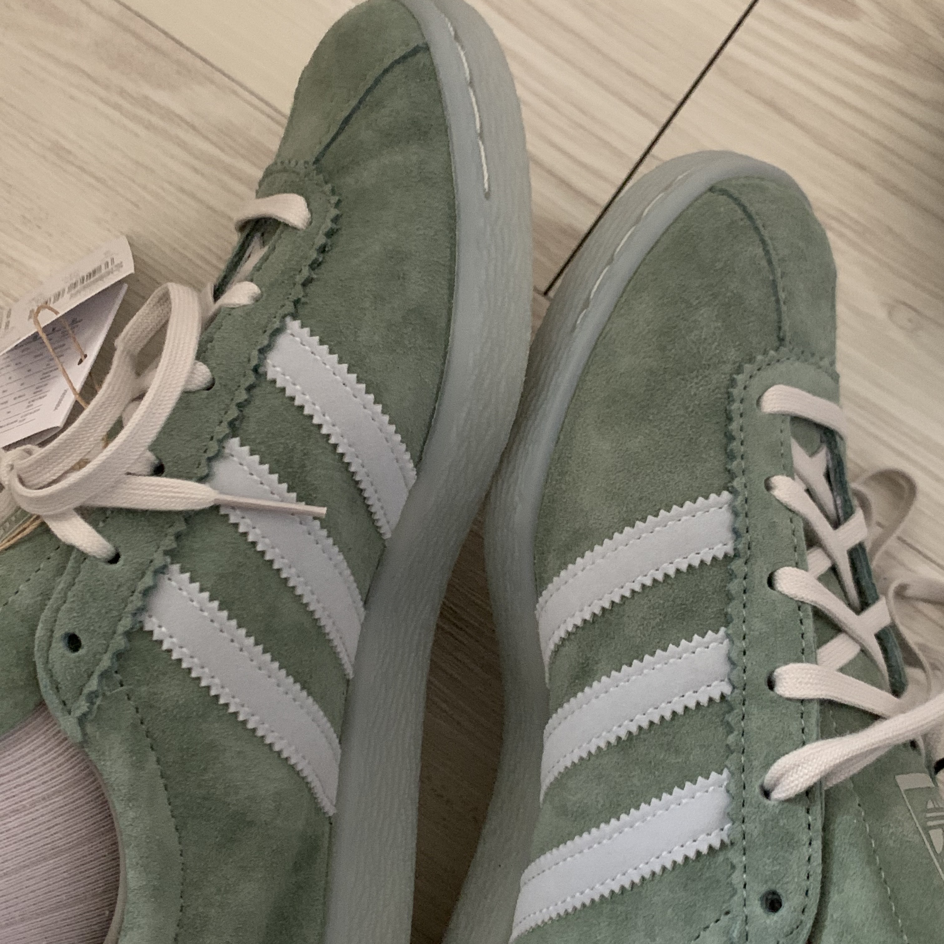 Adidas Tobacco Silver Green Pantone 착용 스타일 - 2