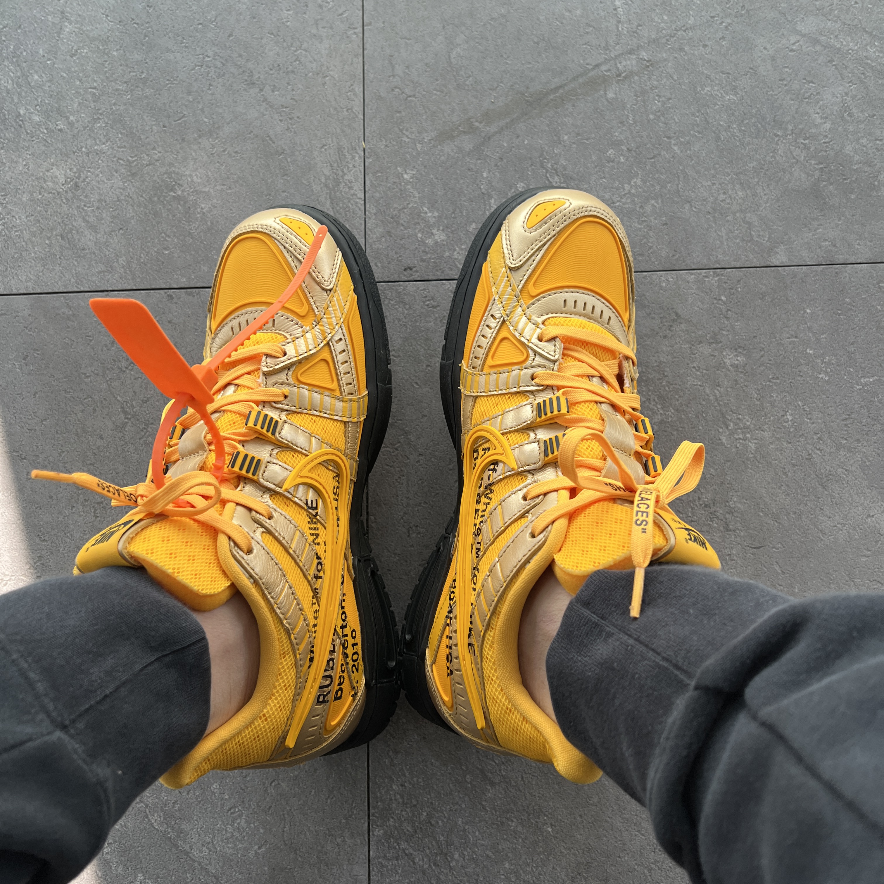 Nike x Off-White Air Rubber Dunk University Gold 착용 스타일
