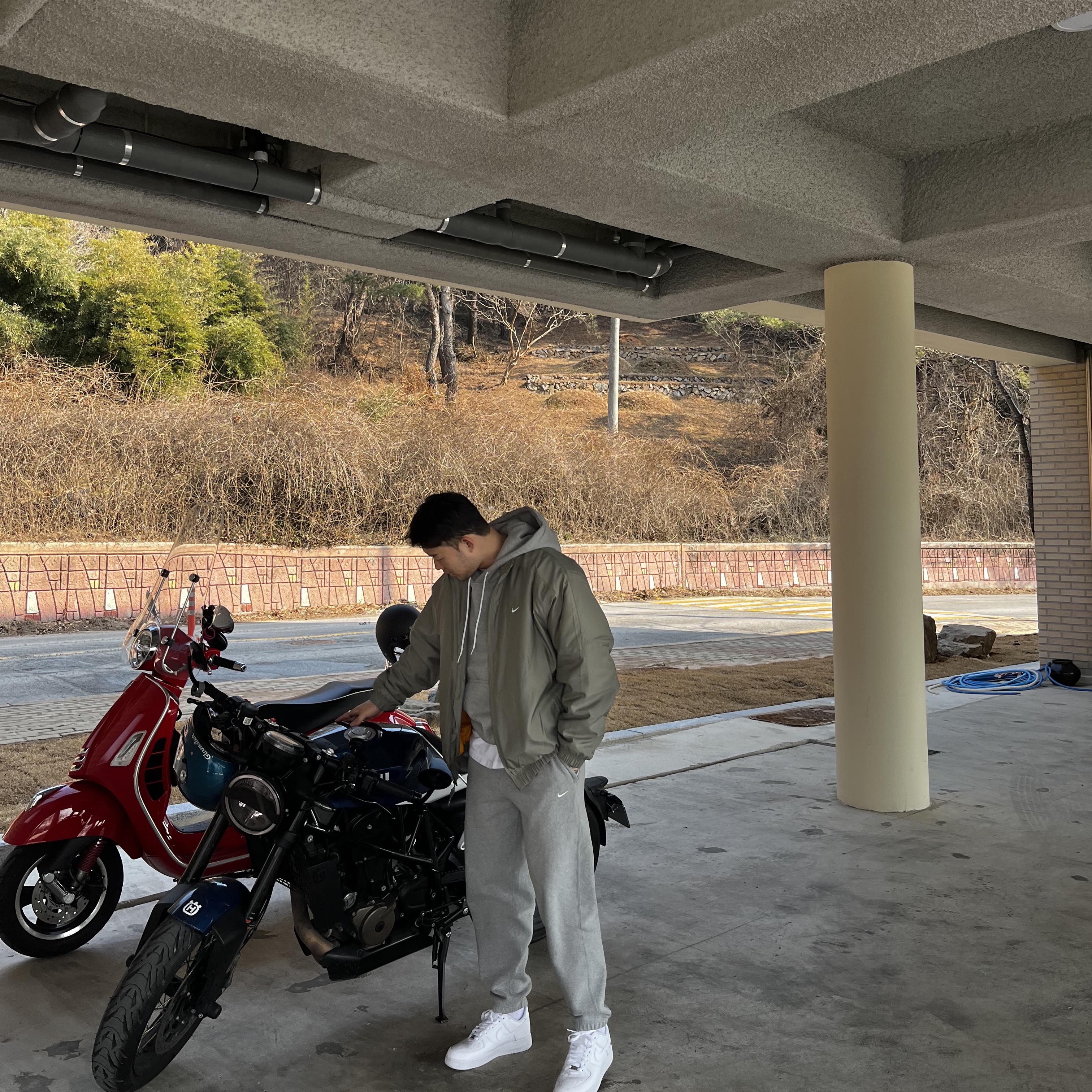 Nike NRG Solo Swoosh Satin Bomber Jacket Light Army - US/EU, Nike x Supreme Air Force 1 Low White 착용 스타일 - 2