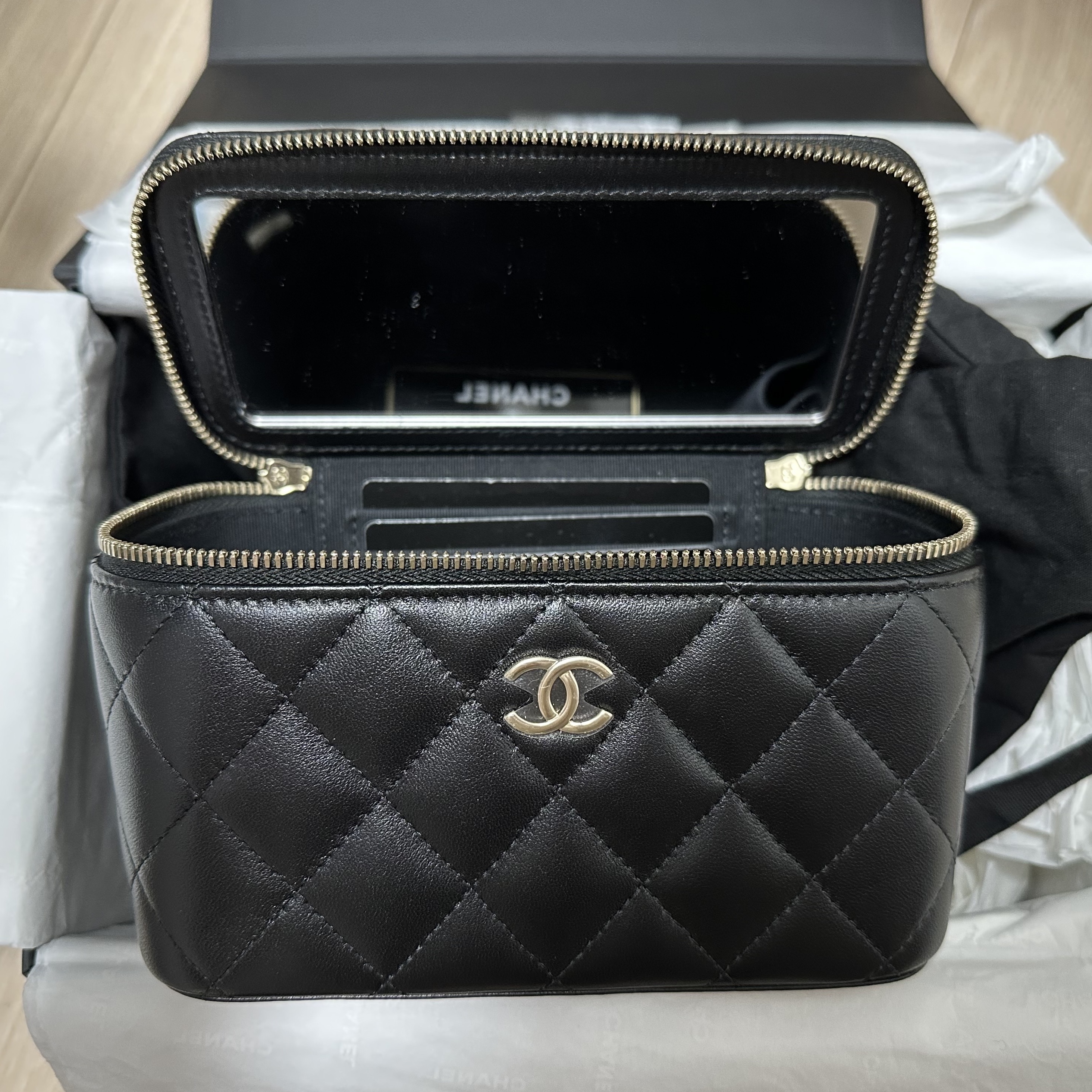 Chanel Vanity With Chain Lambskin & Gold Black 착용 스타일 - 2