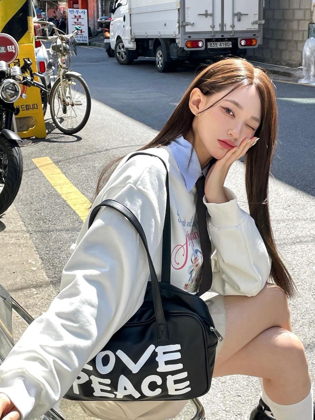 Saenginstudios Women Love Peace Bag Black 착용 스타일