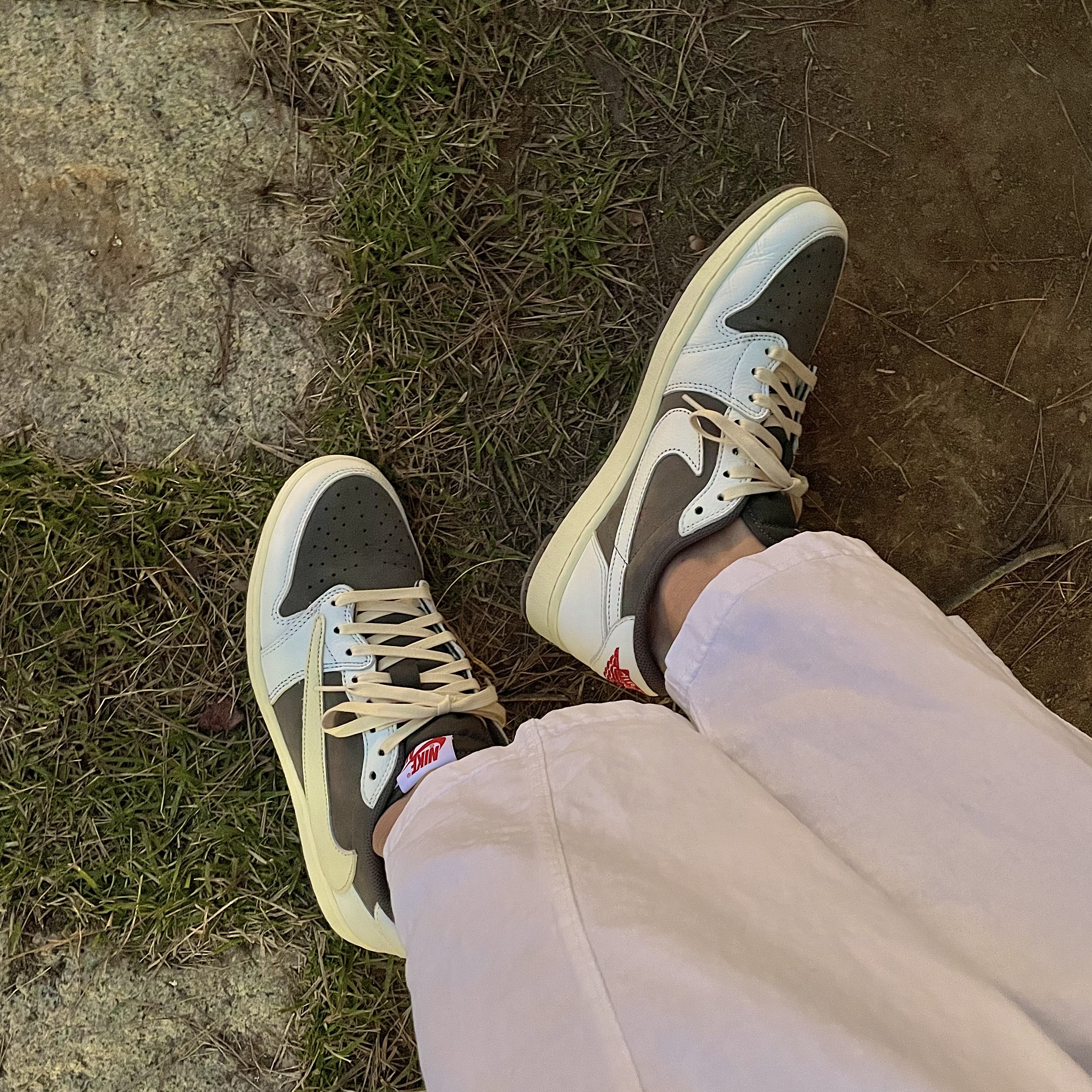 Jordan 1 x Travis Scott Retro Low OG SP Sail and Ridgerock 착용 스타일 - 2