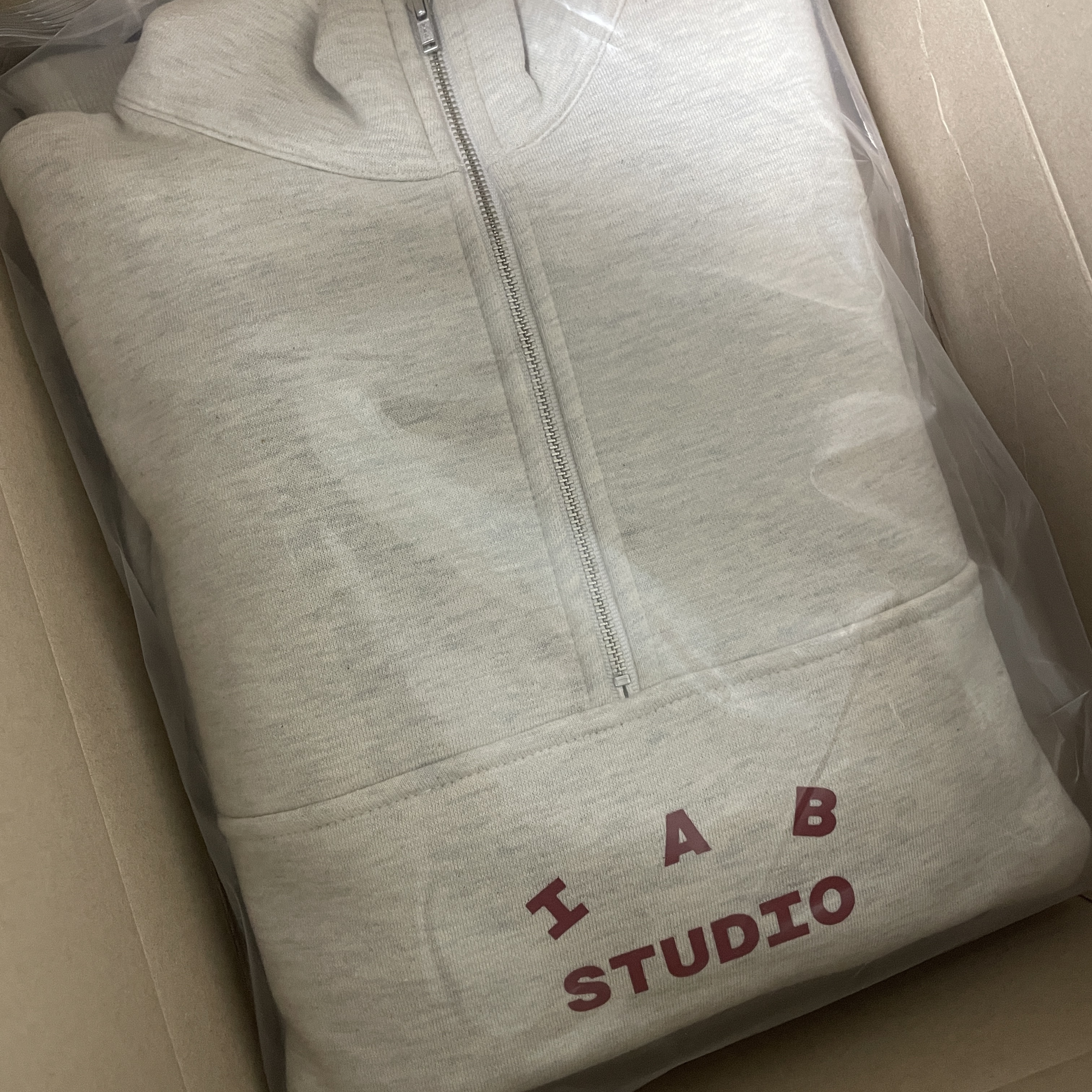 IAB Studio Half Zip-Up Oatmeal Burgundy 착용 스타일