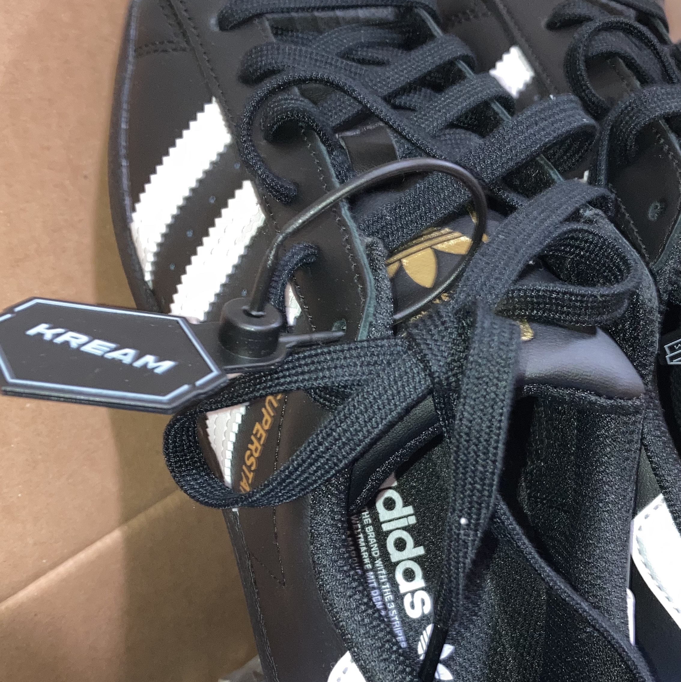Adidas Superstar Core Black White 착용 스타일 - 2