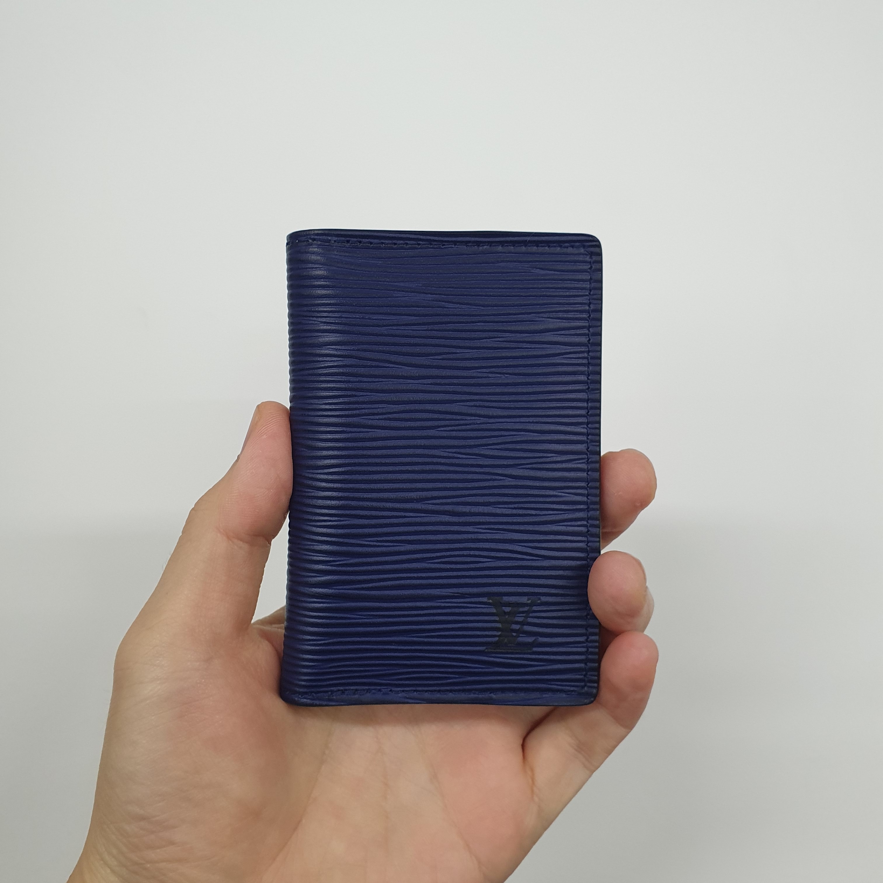 Louis Vuitton Pocket Organizer Epi Indigo Blue 착용 스타일 - 1