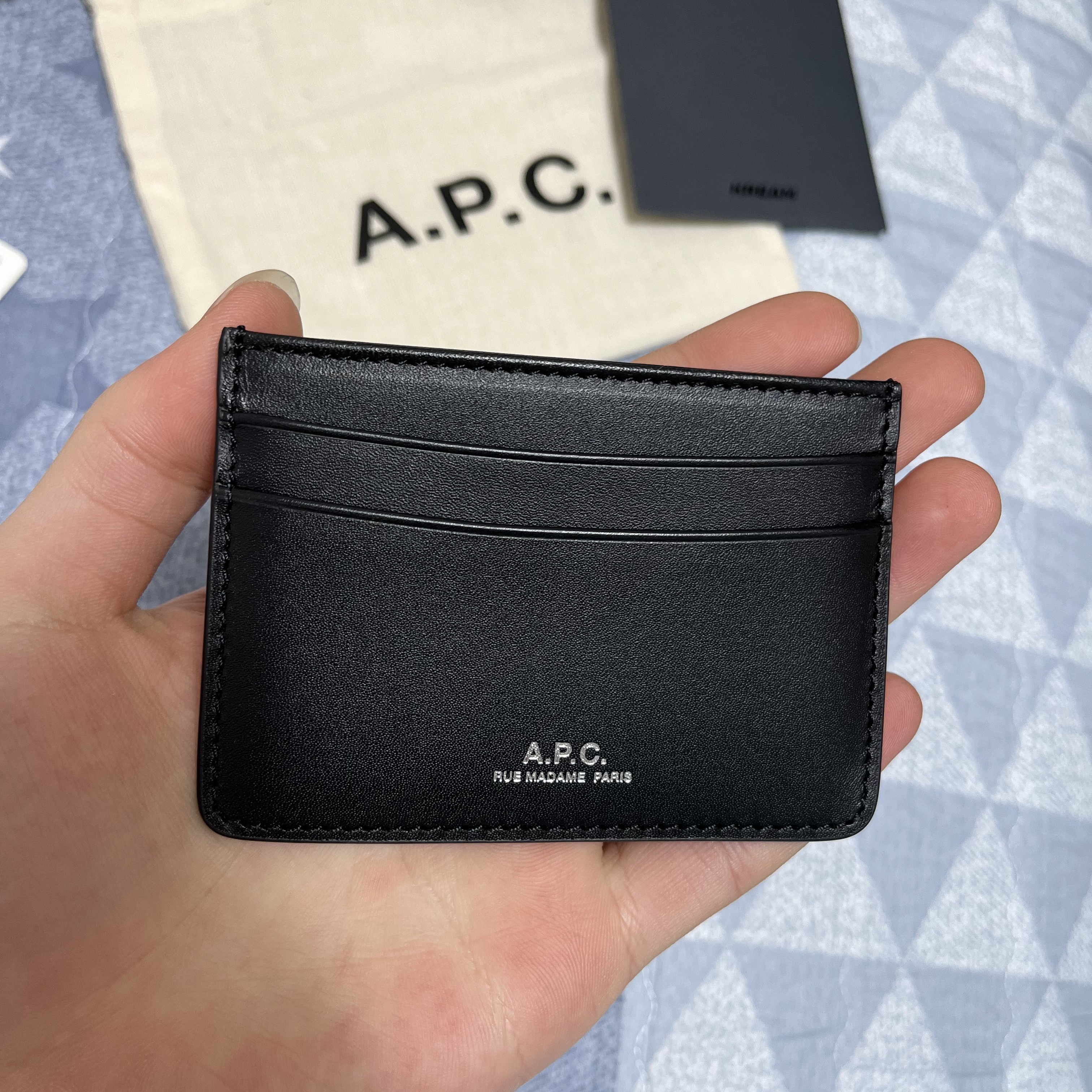 A.P.C. Andre Card Holder Black 착용 스타일 - 2