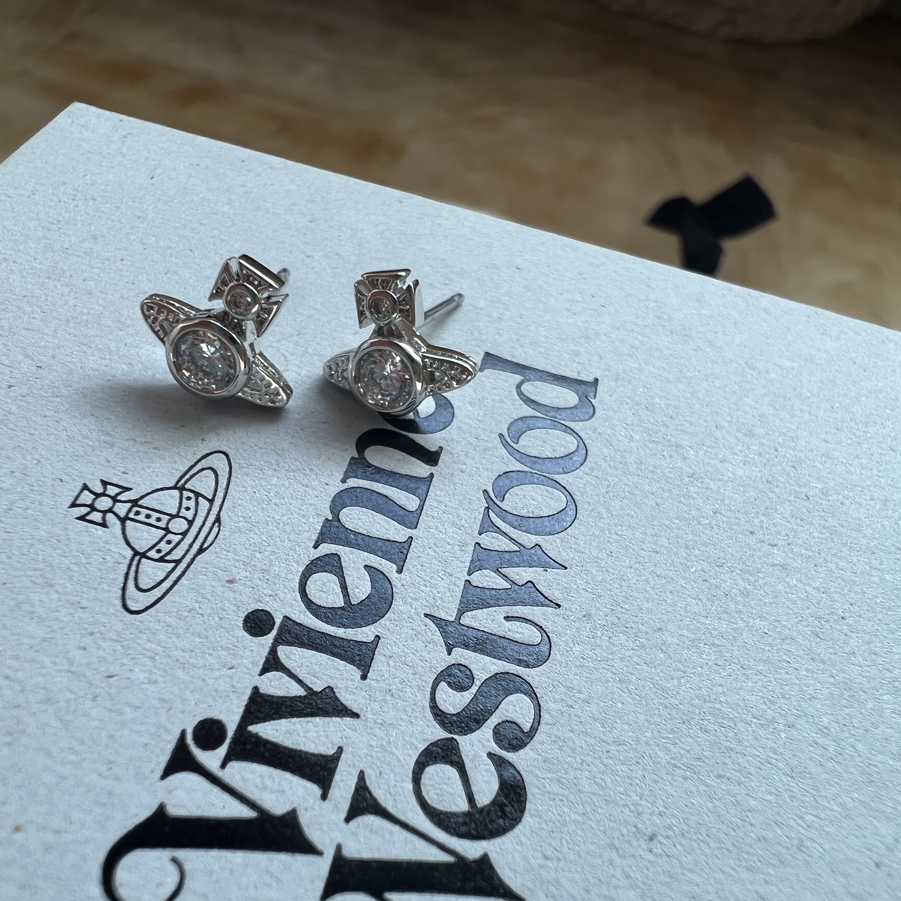 (W) Vivienne Westwood London Orb Earrings Silver 착용 스타일 - 1