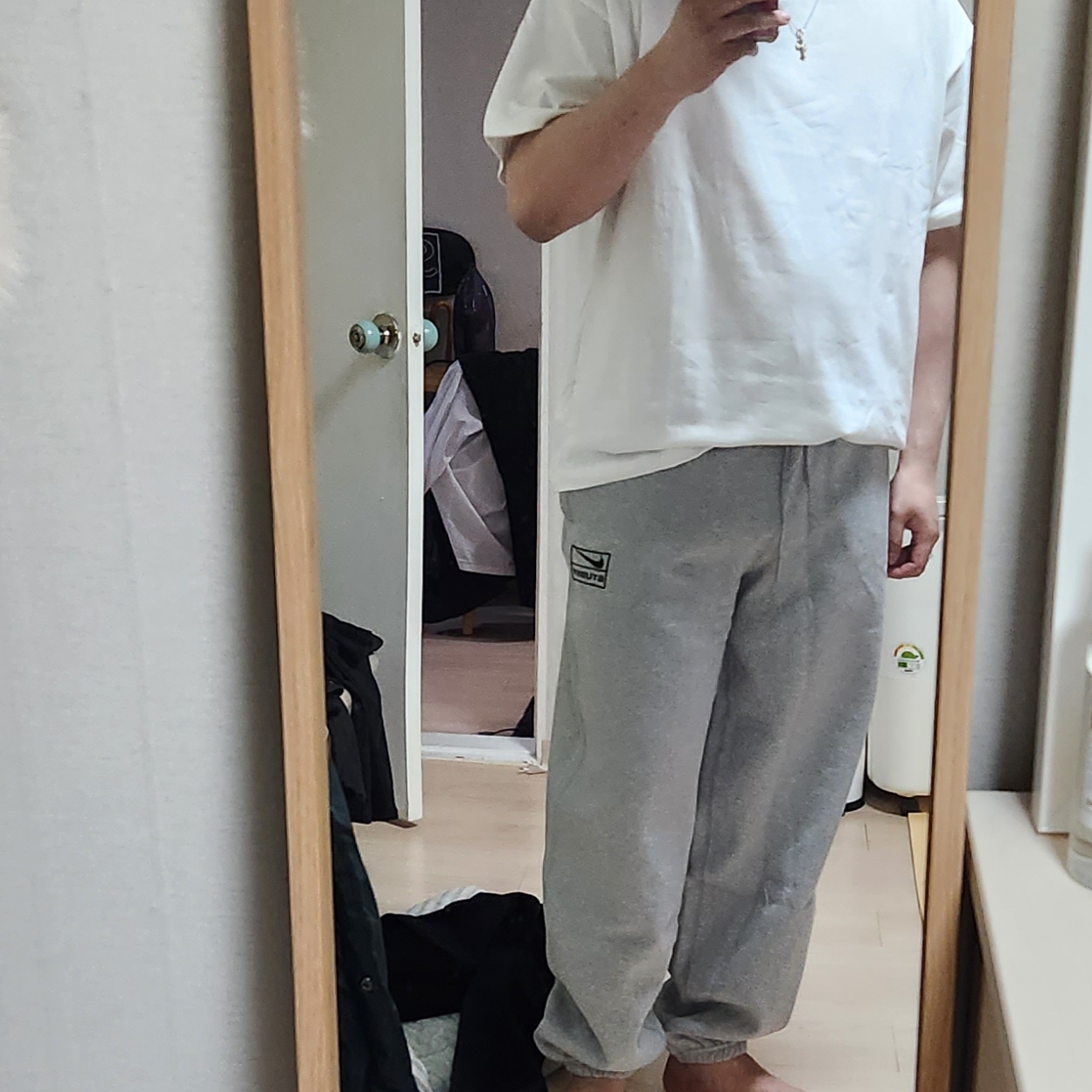 Nike x Stussy T-Shirt White (DV1774-100), Nike x Stussy NRG Fleece Pants Dark Grey Heather (DO9340-063) 착용 스타일 - 1