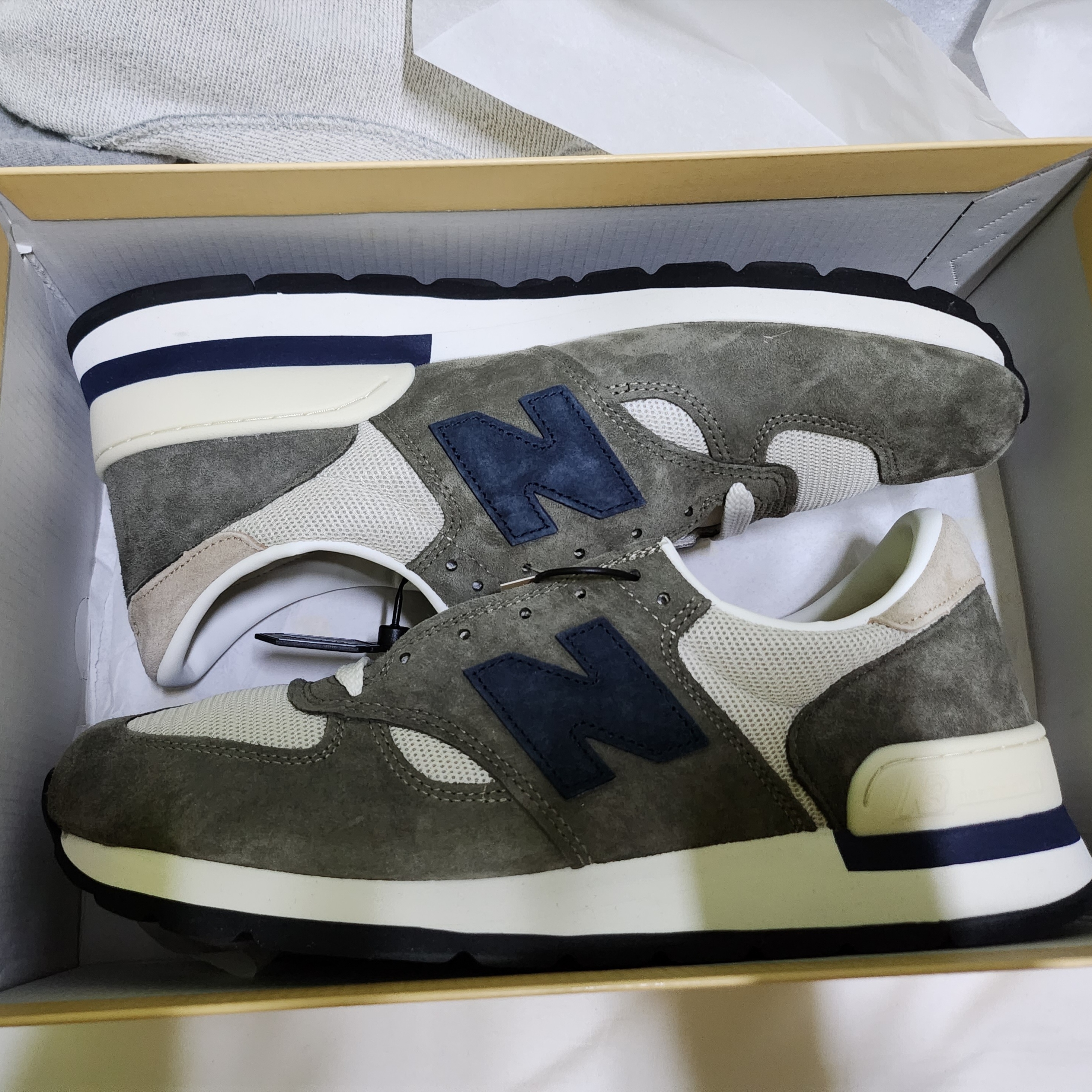 New Balance 990v1 Made in USA Olive 착용 스타일