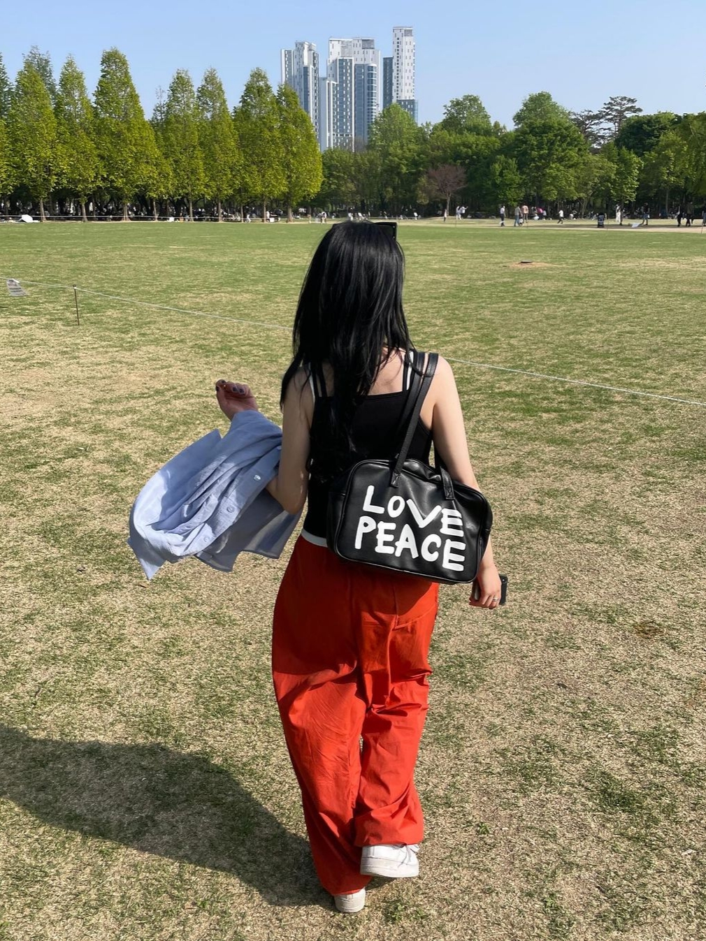 Saenginstudios Women Love Peace Bag Black 착용 스타일