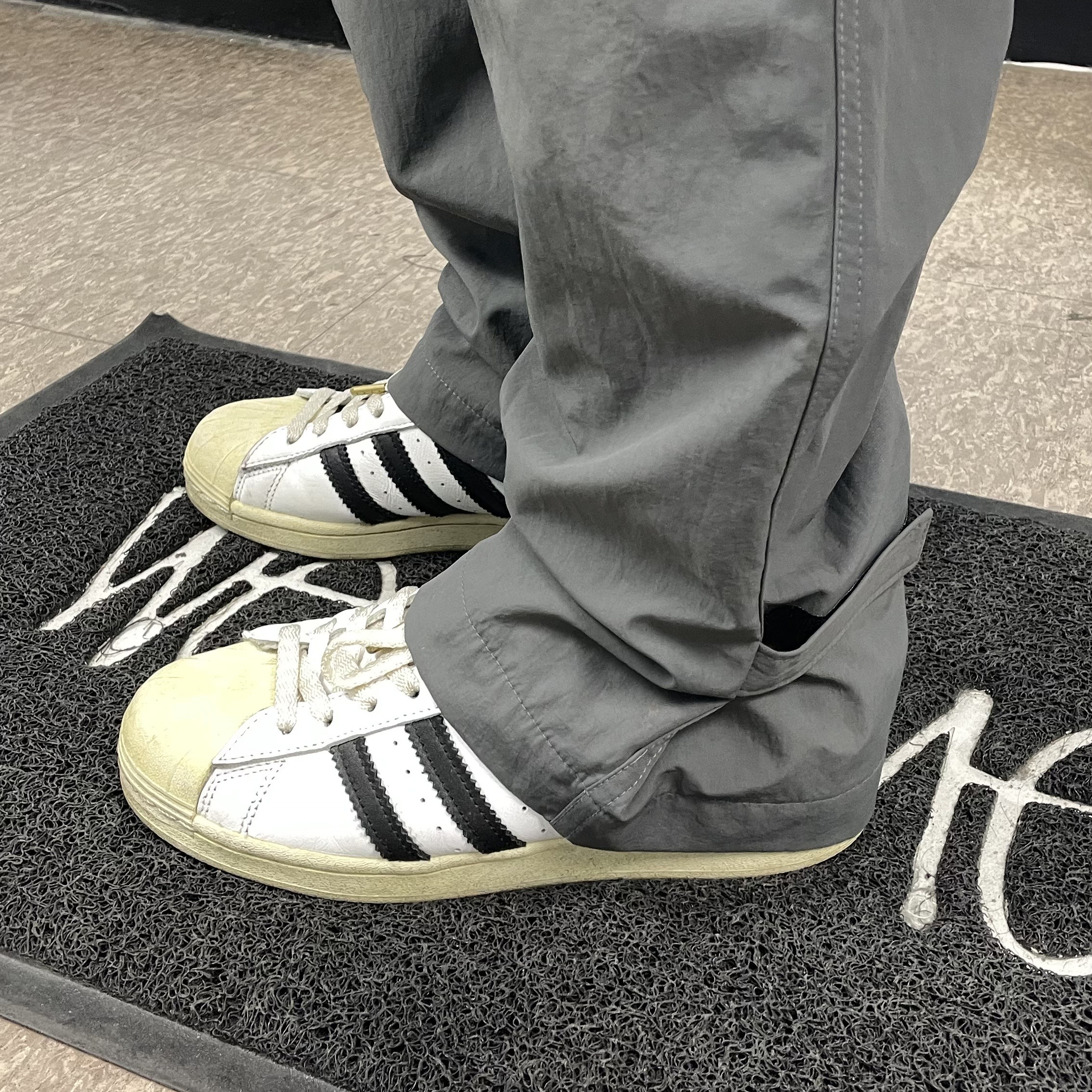 Adidas Superstar Premium White Black 착용 스타일 - 2