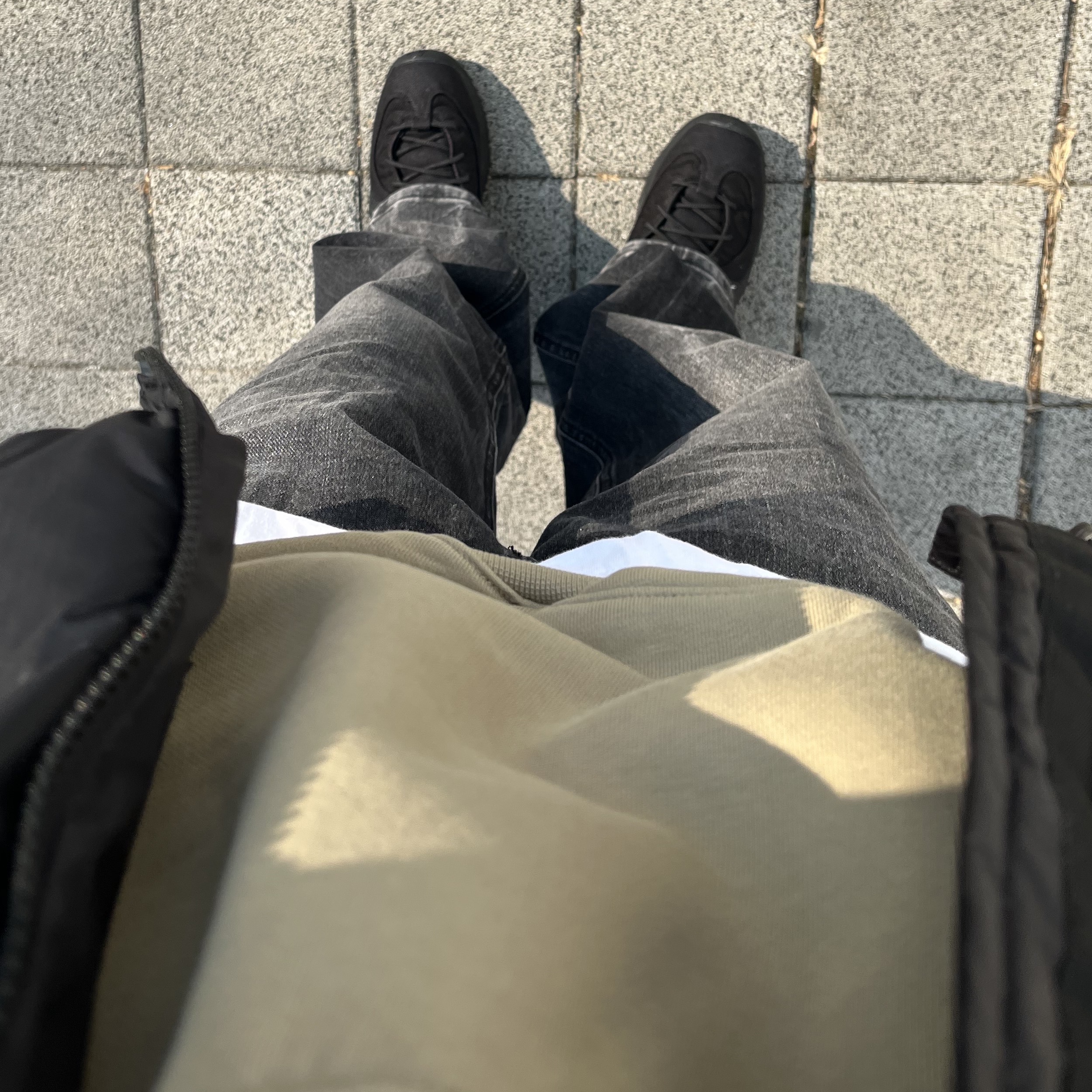 The North Face 1996 Eco Nuptse Jacket Black, Nike x Off-White NRG Fleece Hoodie Khaki - Asia 착용 스타일 - 1