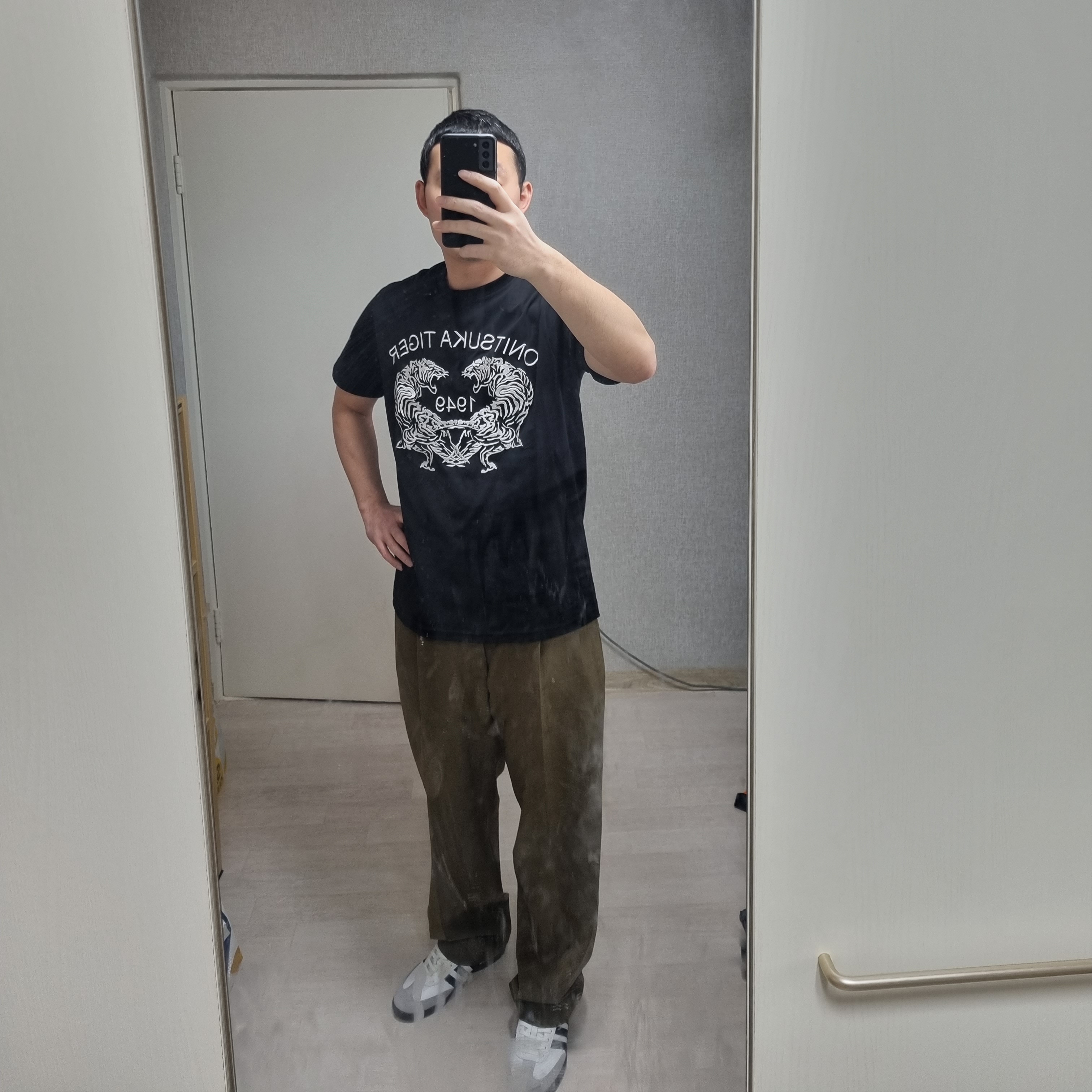 Uniqlo x Marni Wide Fit Pleated Trousers Olive, Adidas Samba OG Cloud White 착용 스타일