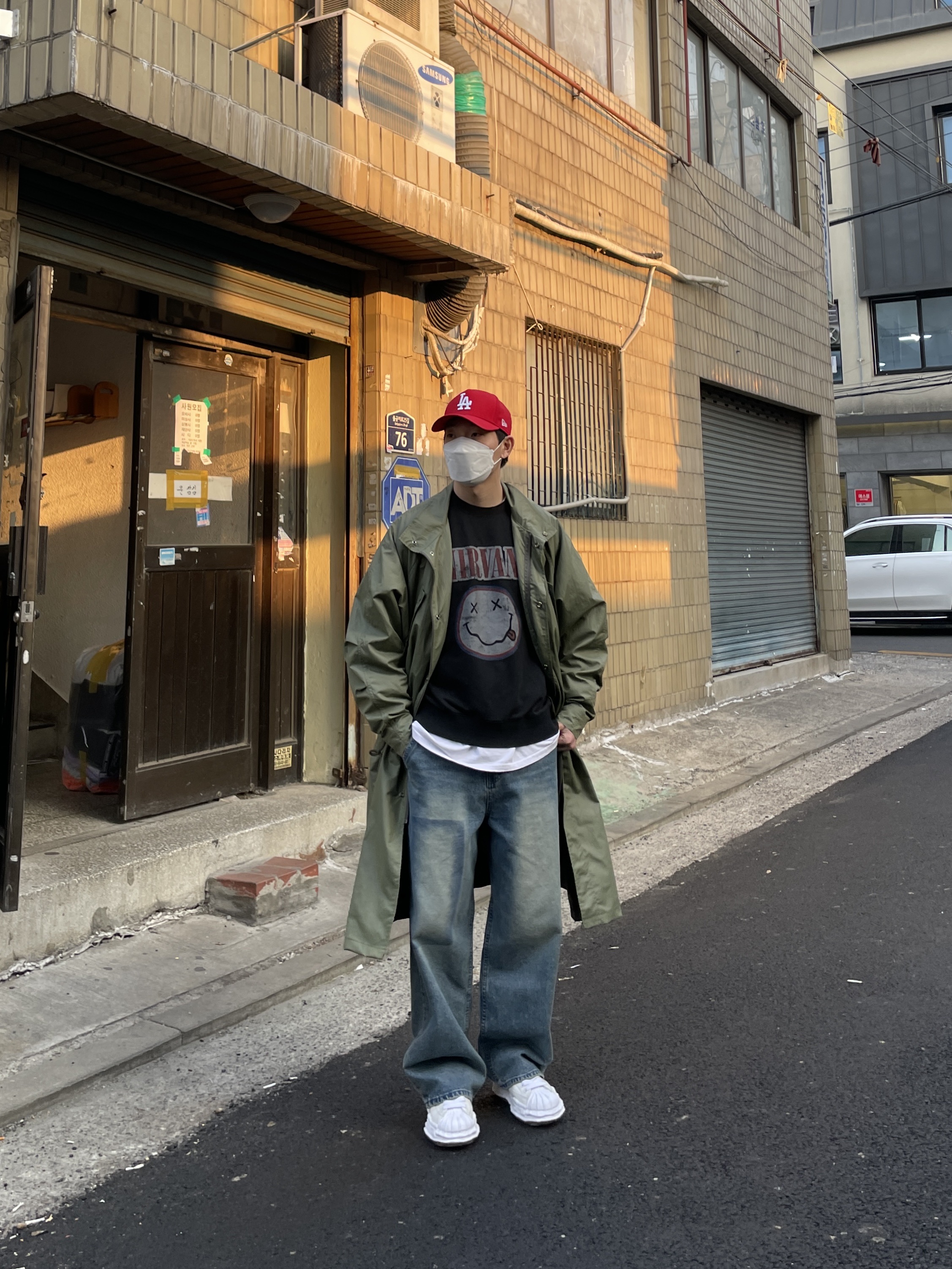 Maison Mihara Yasuhiro Blakey OG Sole Leather Low-top Sneakers White 착용 스타일 - 3
