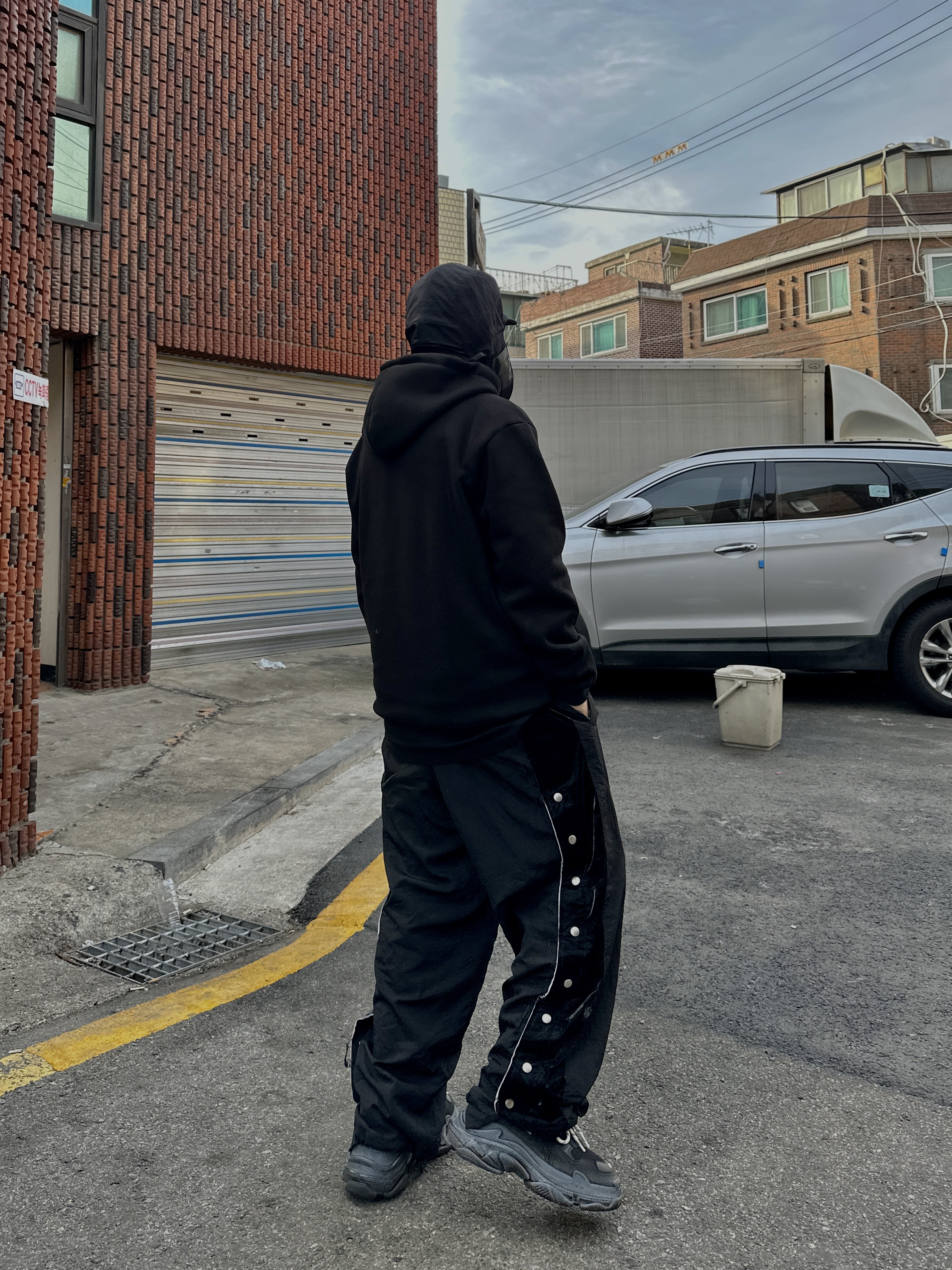 AOP Snap Track Pants Meta Black 착용 스타일 - 3
