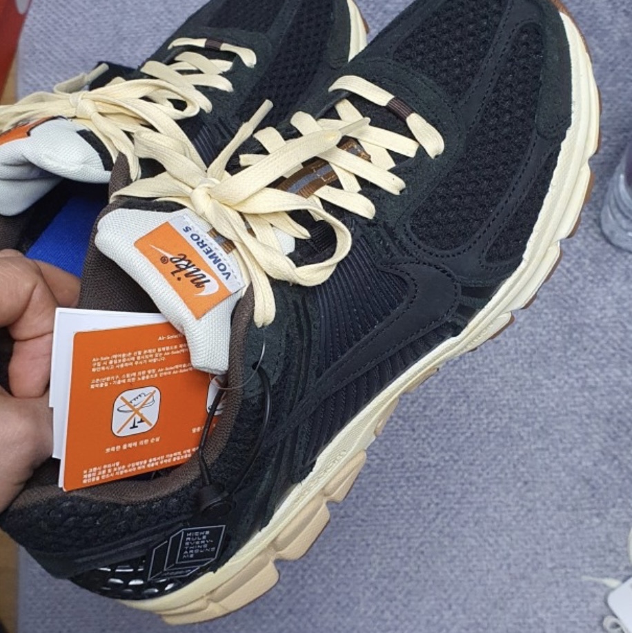 (W) Nike Zoom Vomero 5 Black 착용 스타일 - 1