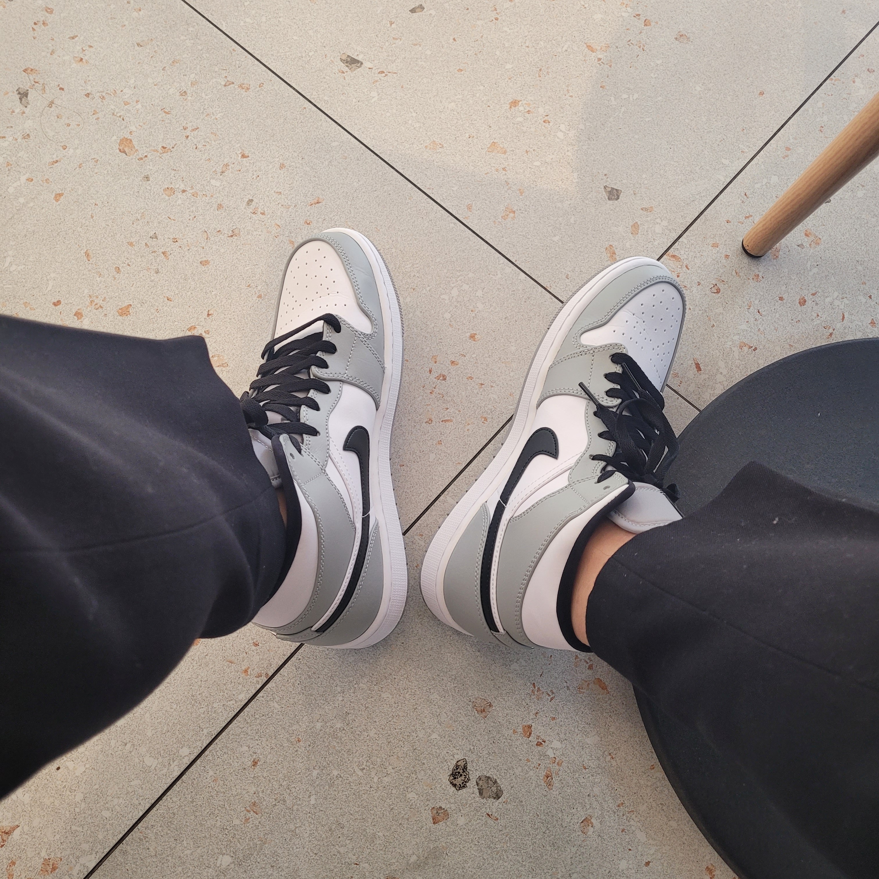 Jordan 1 Mid Light Smoke Grey 착용 스타일