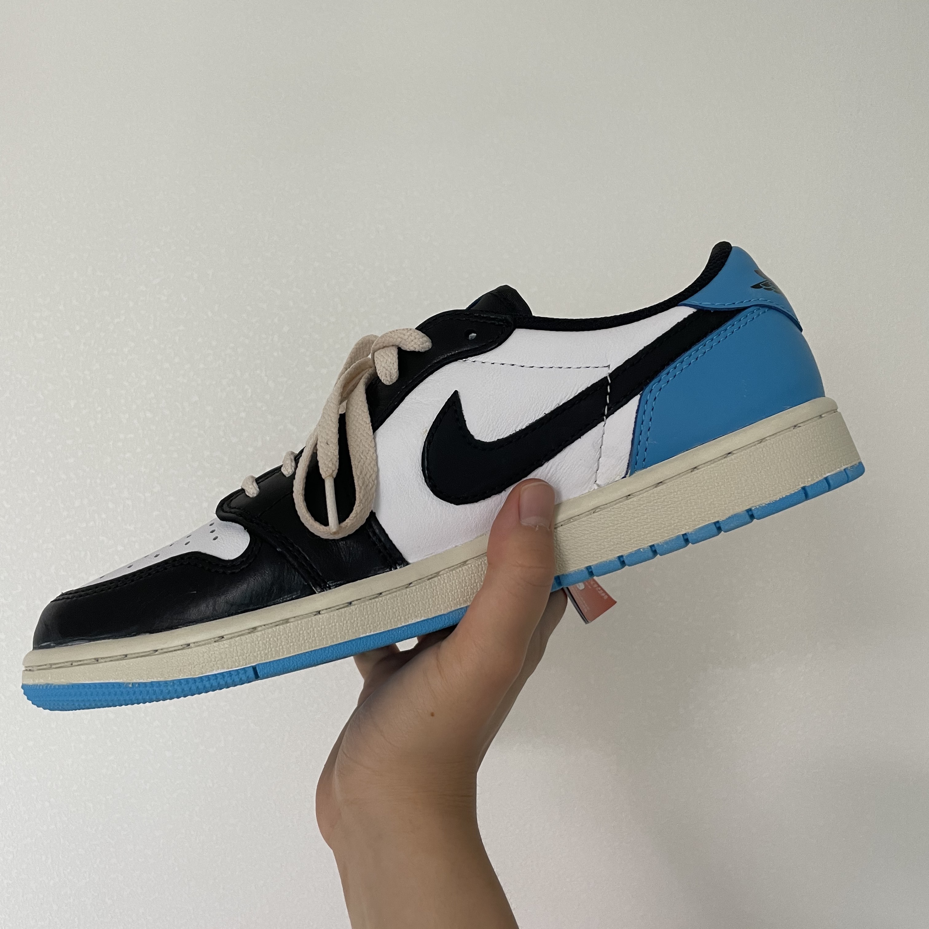 Jordan 1 Retro Low OG Black and Dark Powder Blue 착용 스타일