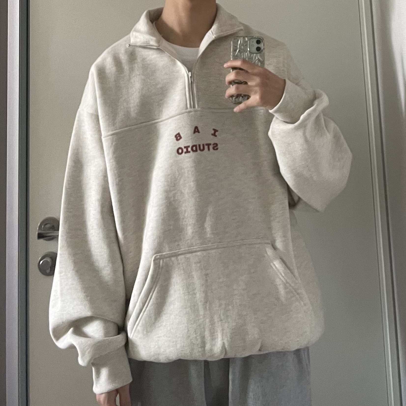 IAB Studio Half Zip-Up Oatmeal Burgundy 착용 스타일