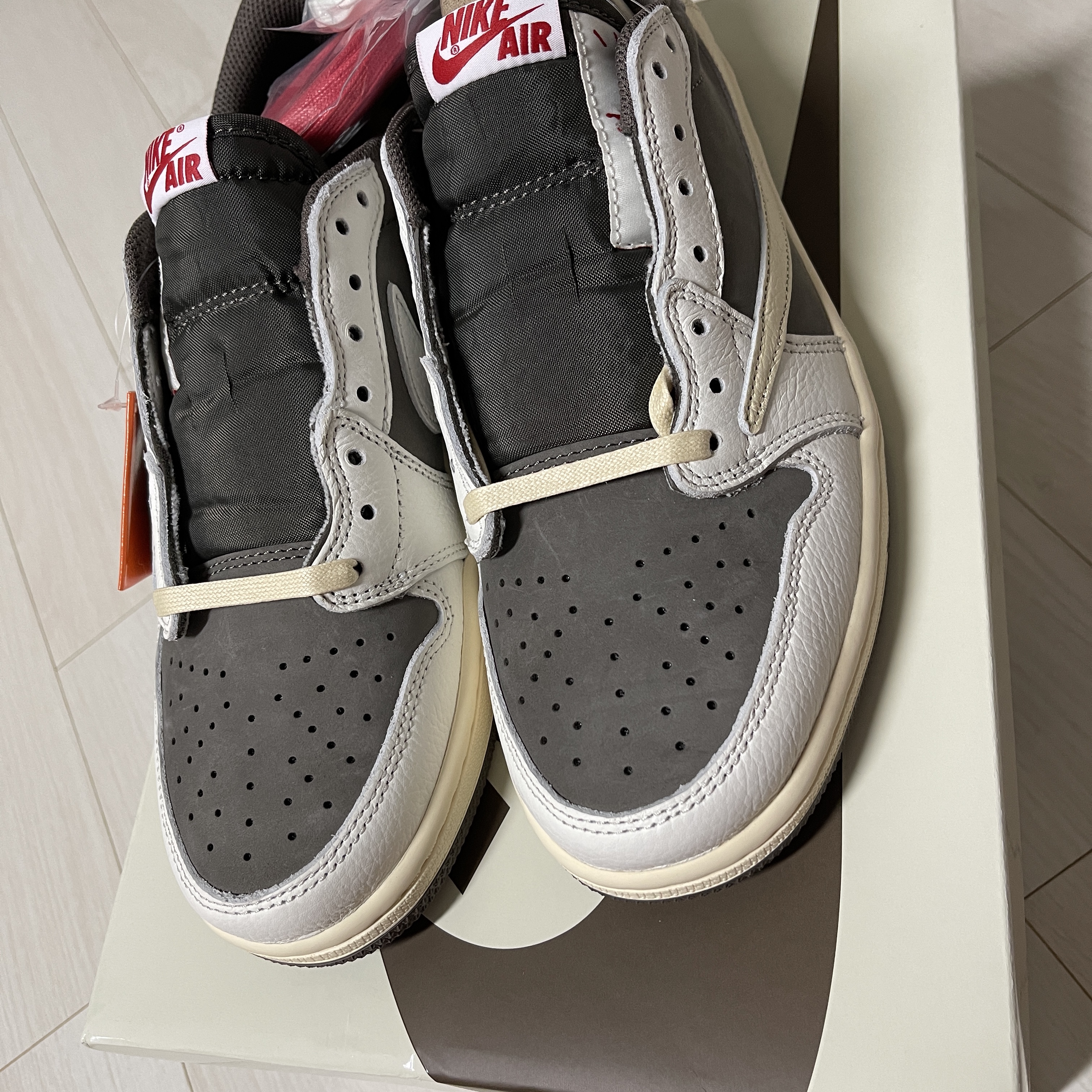 Jordan 1 x Travis Scott Retro Low OG SP Sail and Ridgerock 착용 스타일 - 5