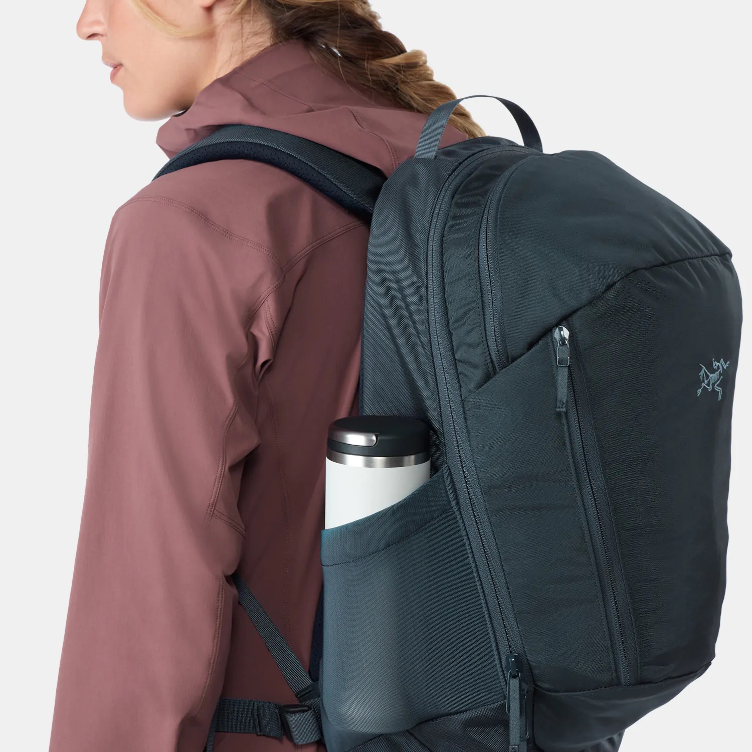Arc'teryx Mantis 26 Backpack Fortune 착용 스타일 - 2