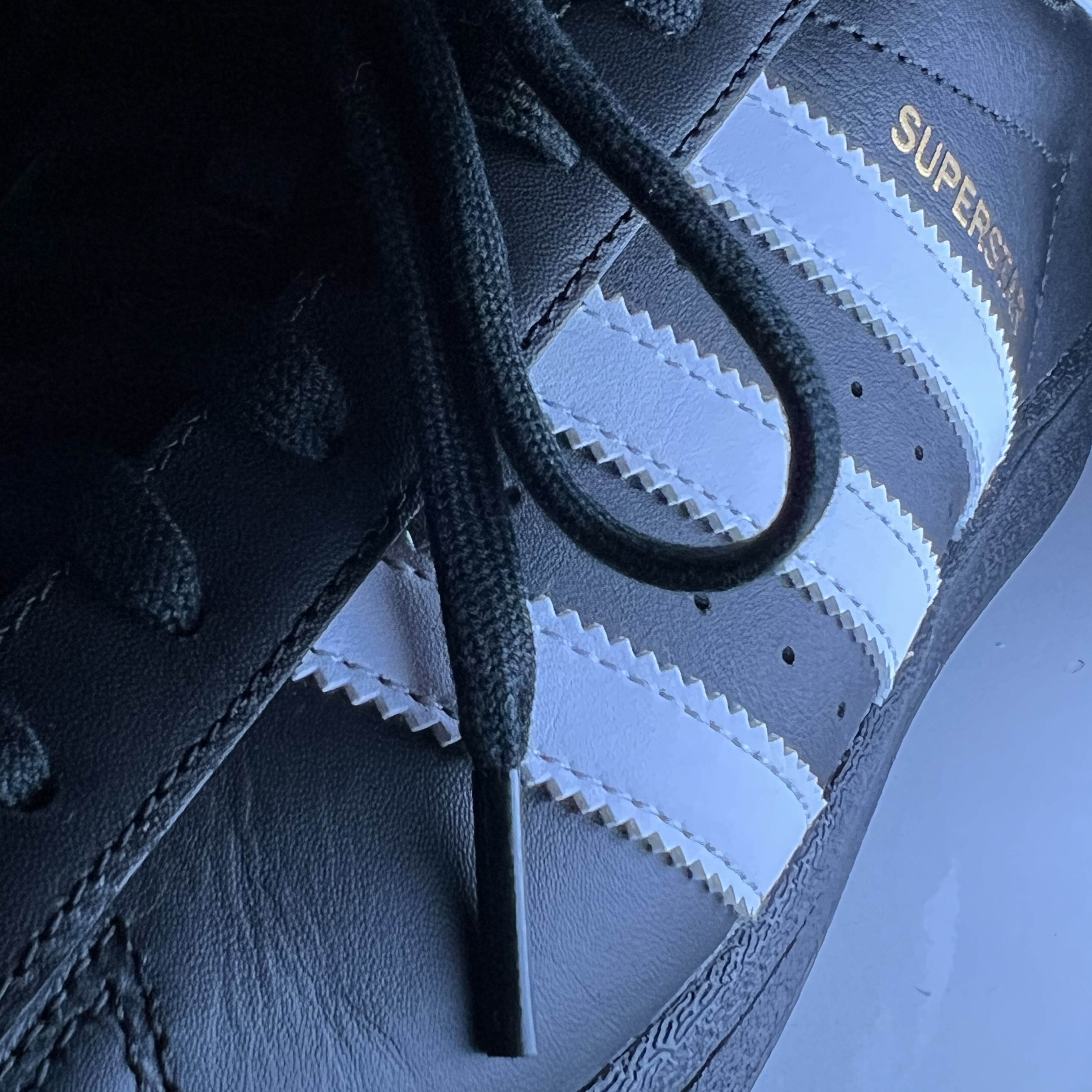 Adidas Superstar Core Black White 착용 스타일 - 1