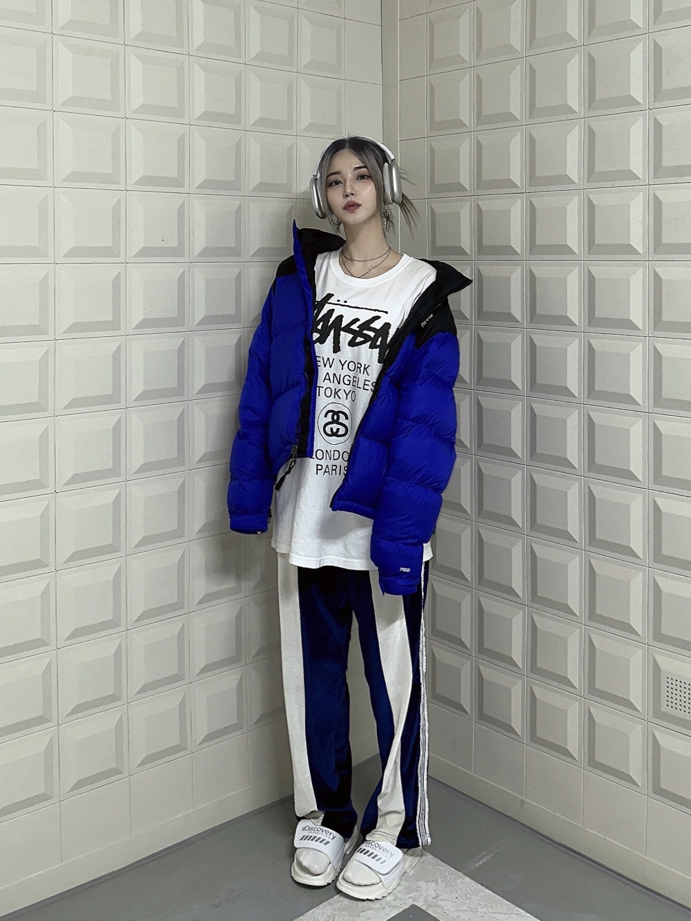 (W) The North Face 1996 Retro Nuptse Jacket Lapis Blue, Stussy World Tour LS T-Shirt White 착용 스타일 - 1