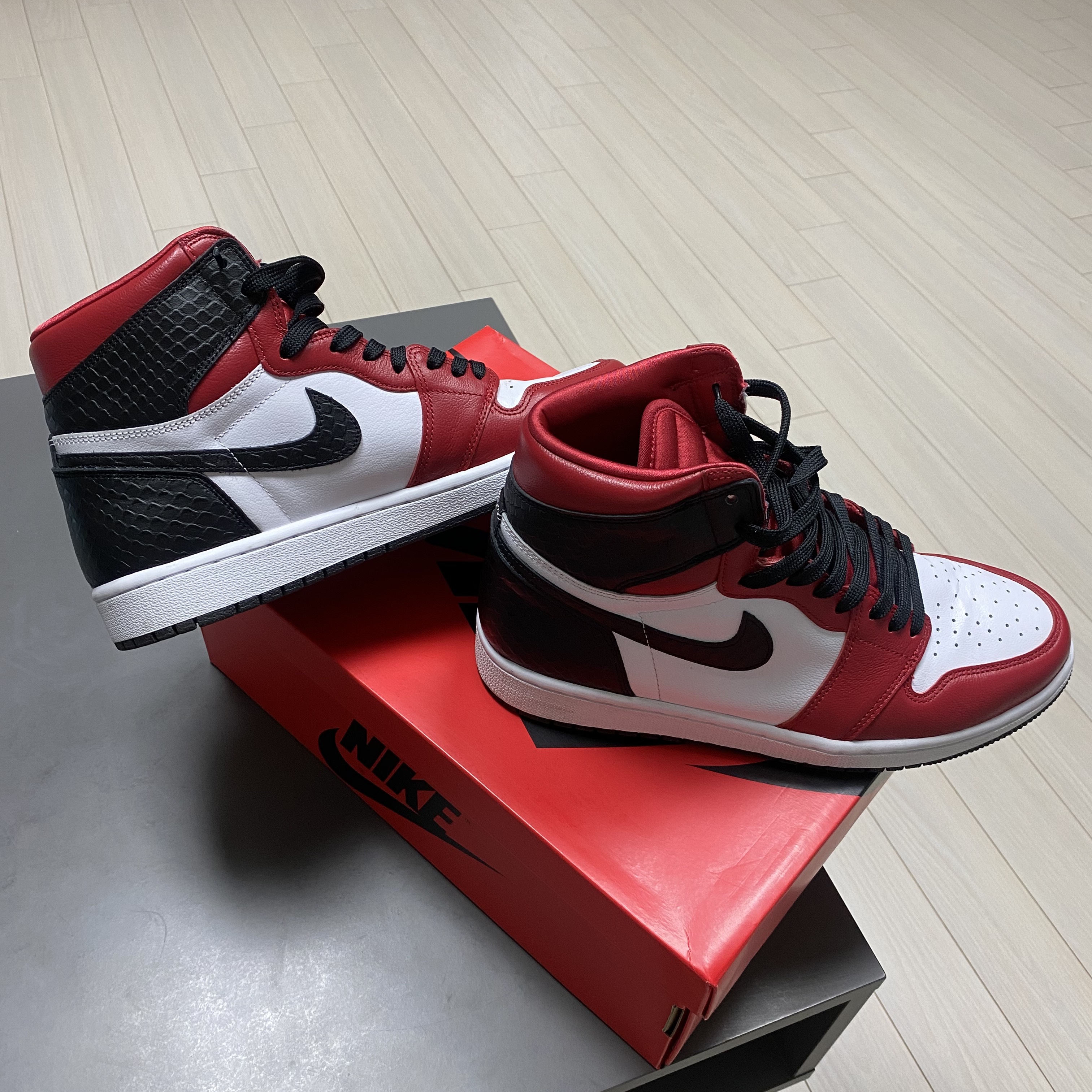 (W) Jordan 1 Retro High Satin Red 착용 스타일 - 2