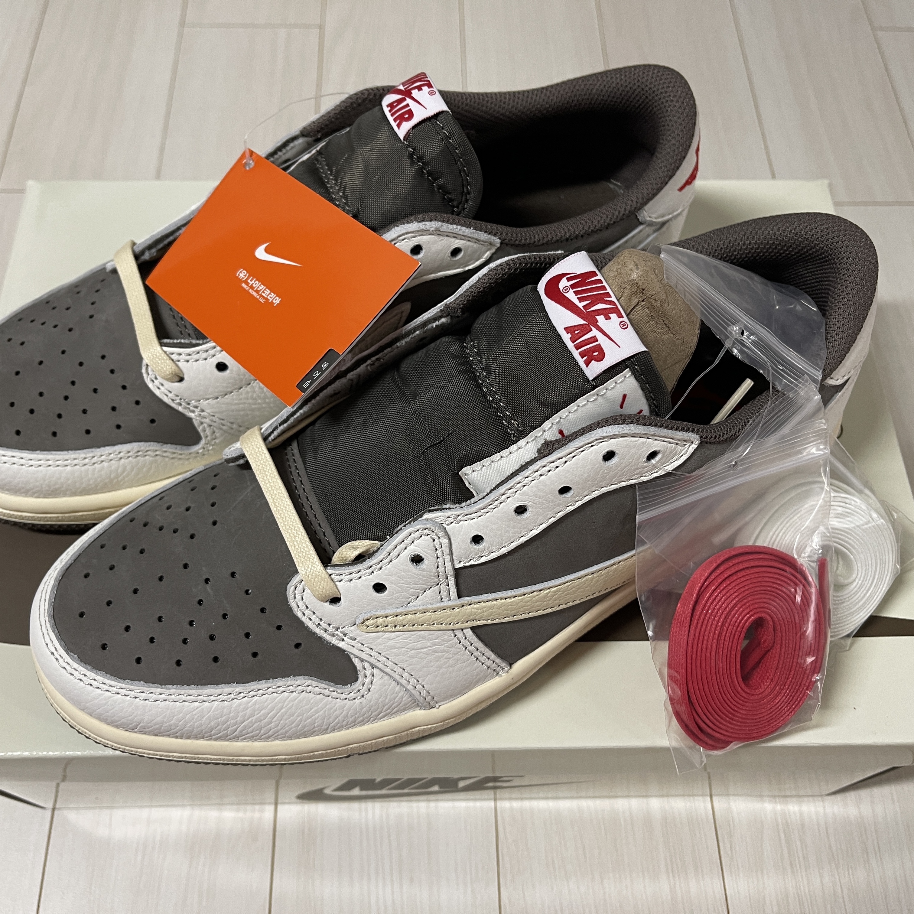 Jordan 1 x Travis Scott Retro Low OG SP Sail and Ridgerock 착용 스타일 - 1