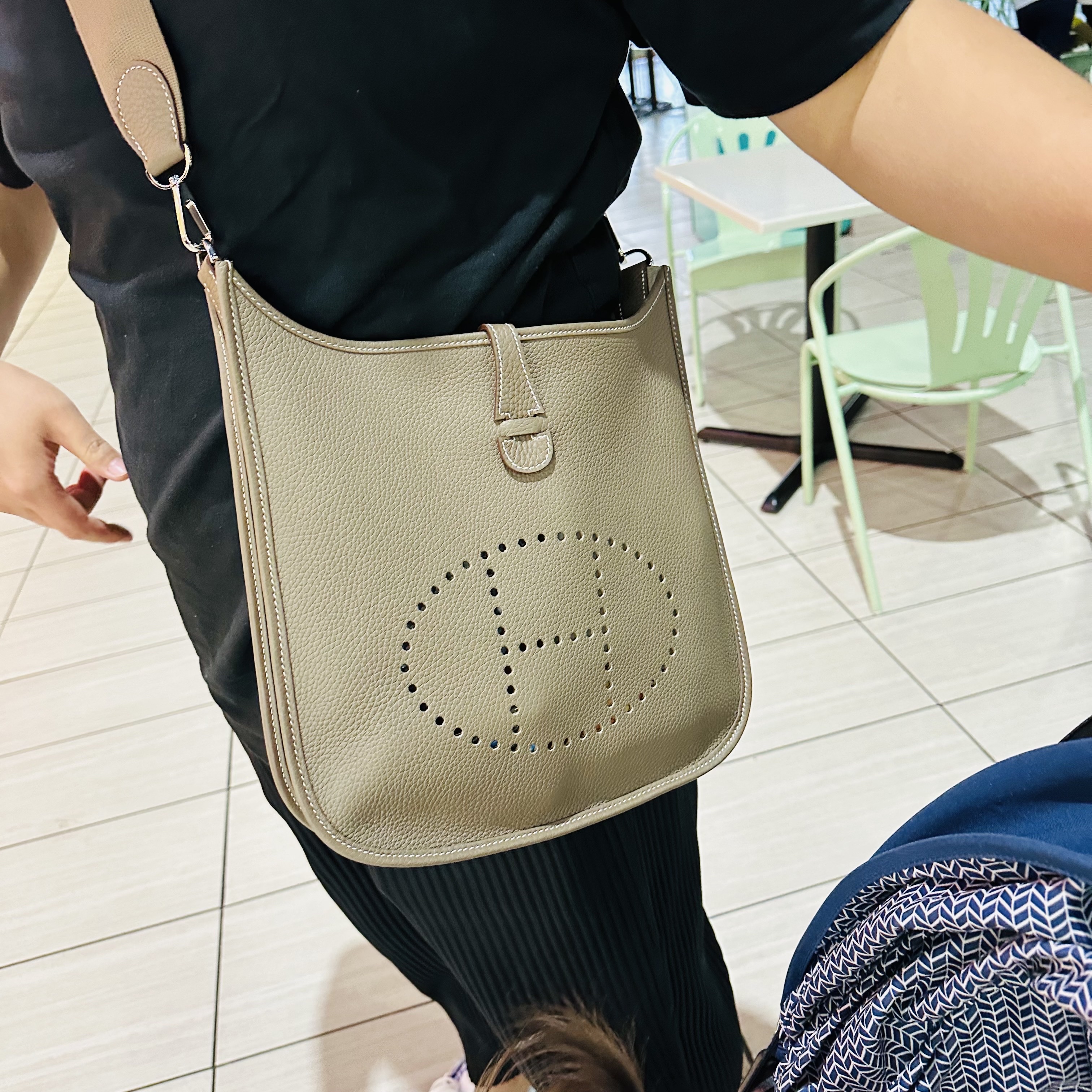 Hermes Evelyne III 29 Bag Clemence & Gold Etoupe, Homme Plisse Issey Miyake Straight Basics Pants Black 착용 스타일