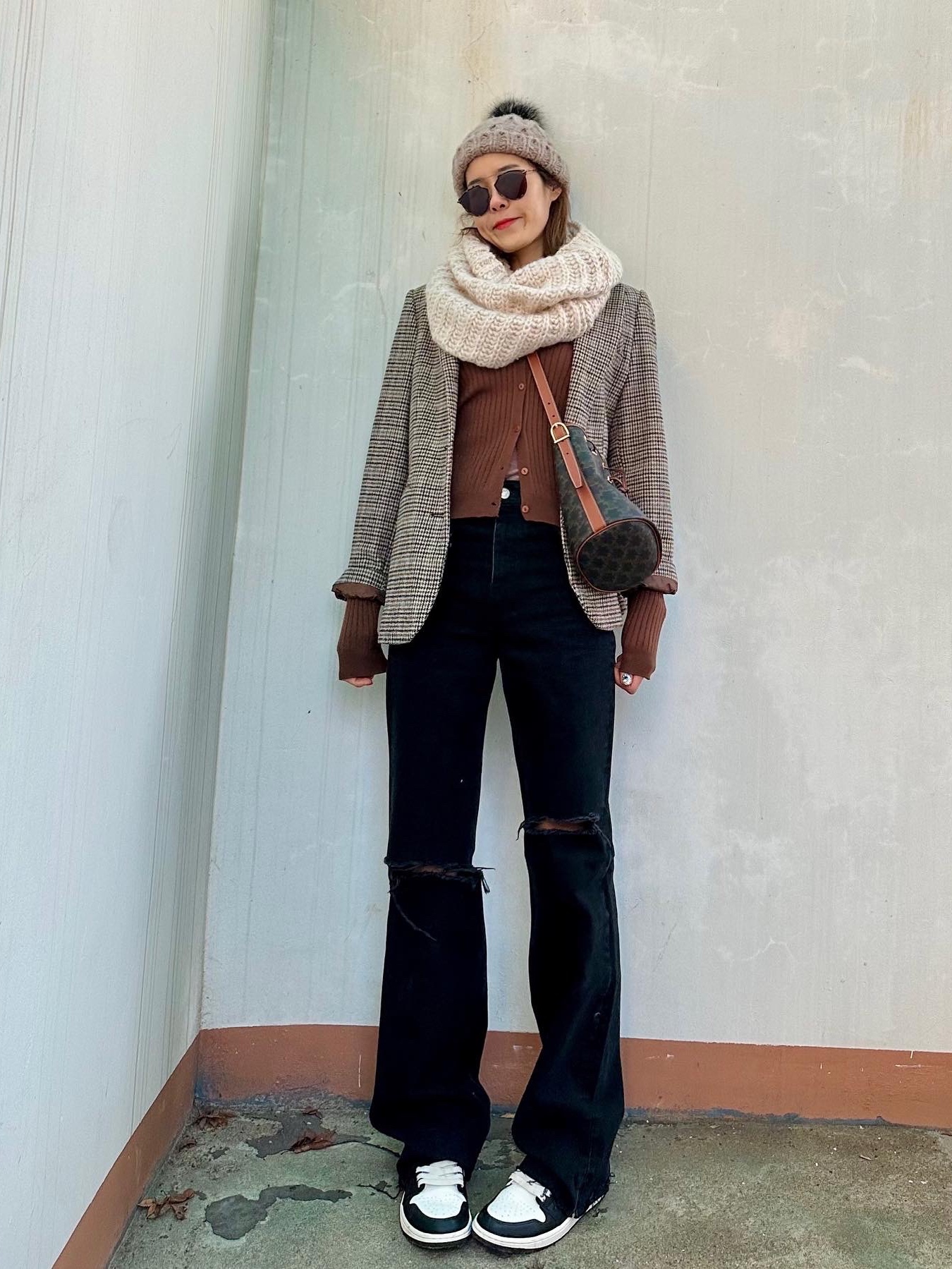 Jordan 1 Retro High OG Black Mocha, Celine Small Drawstring Bag in Triomphe Canvas and Calfskin Tan 착용 스타일 - 1